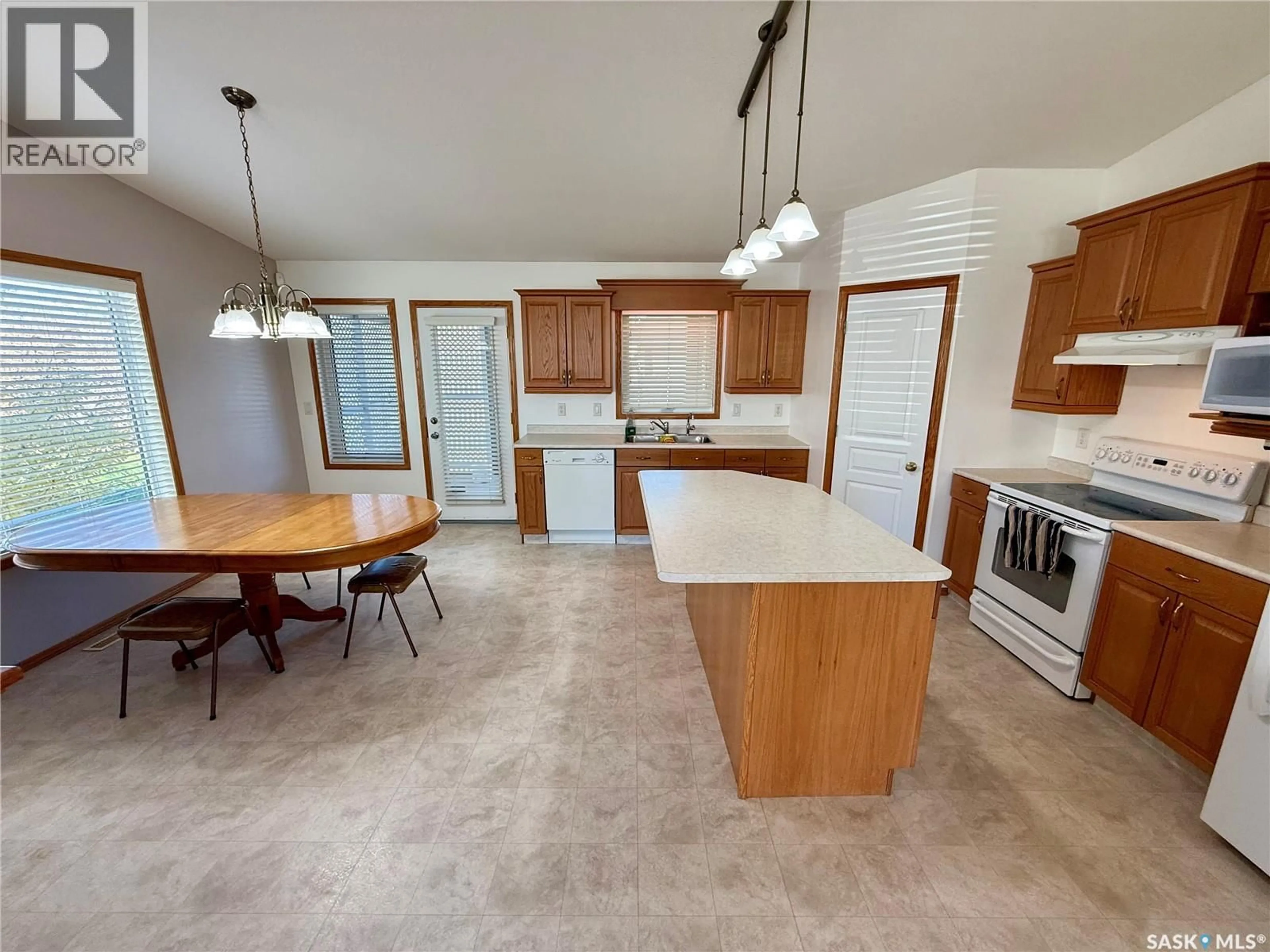 Open concept kitchen, unknown for 3512 BISHOP CRESCENT, Regina Saskatchewan S4Z1A6