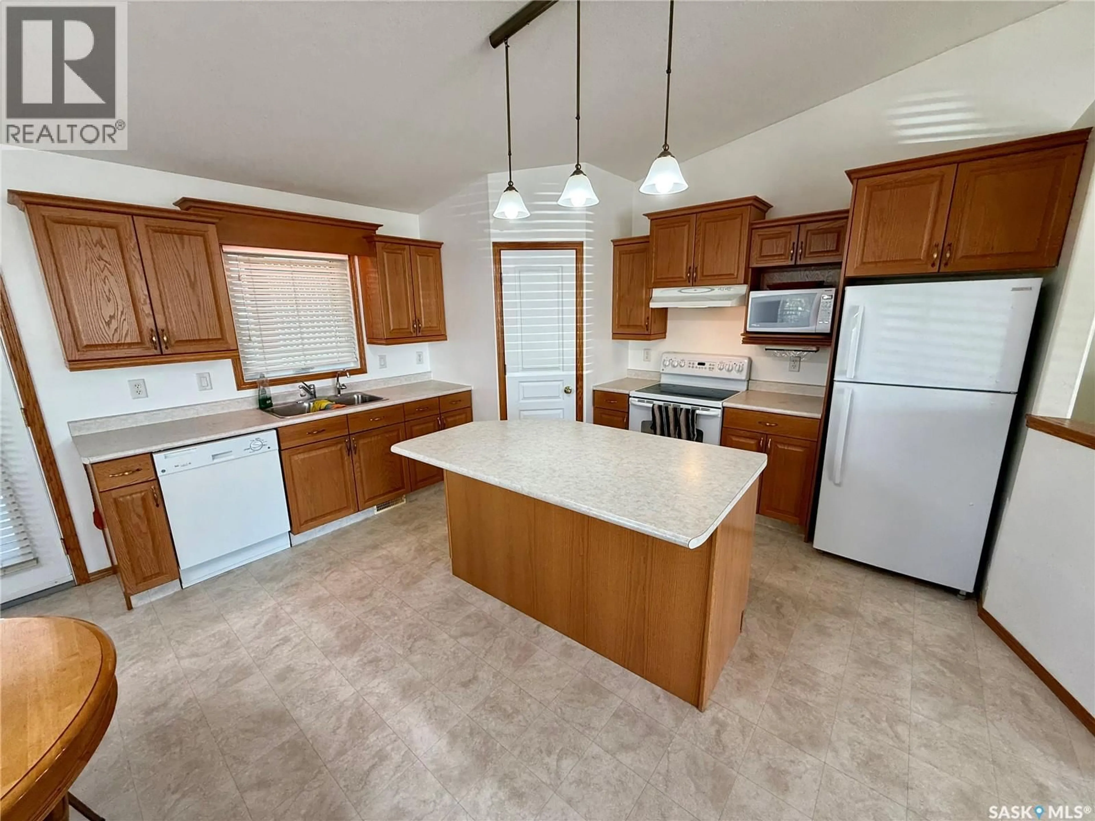 Standard kitchen, unknown for 3512 BISHOP CRESCENT, Regina Saskatchewan S4Z1A6