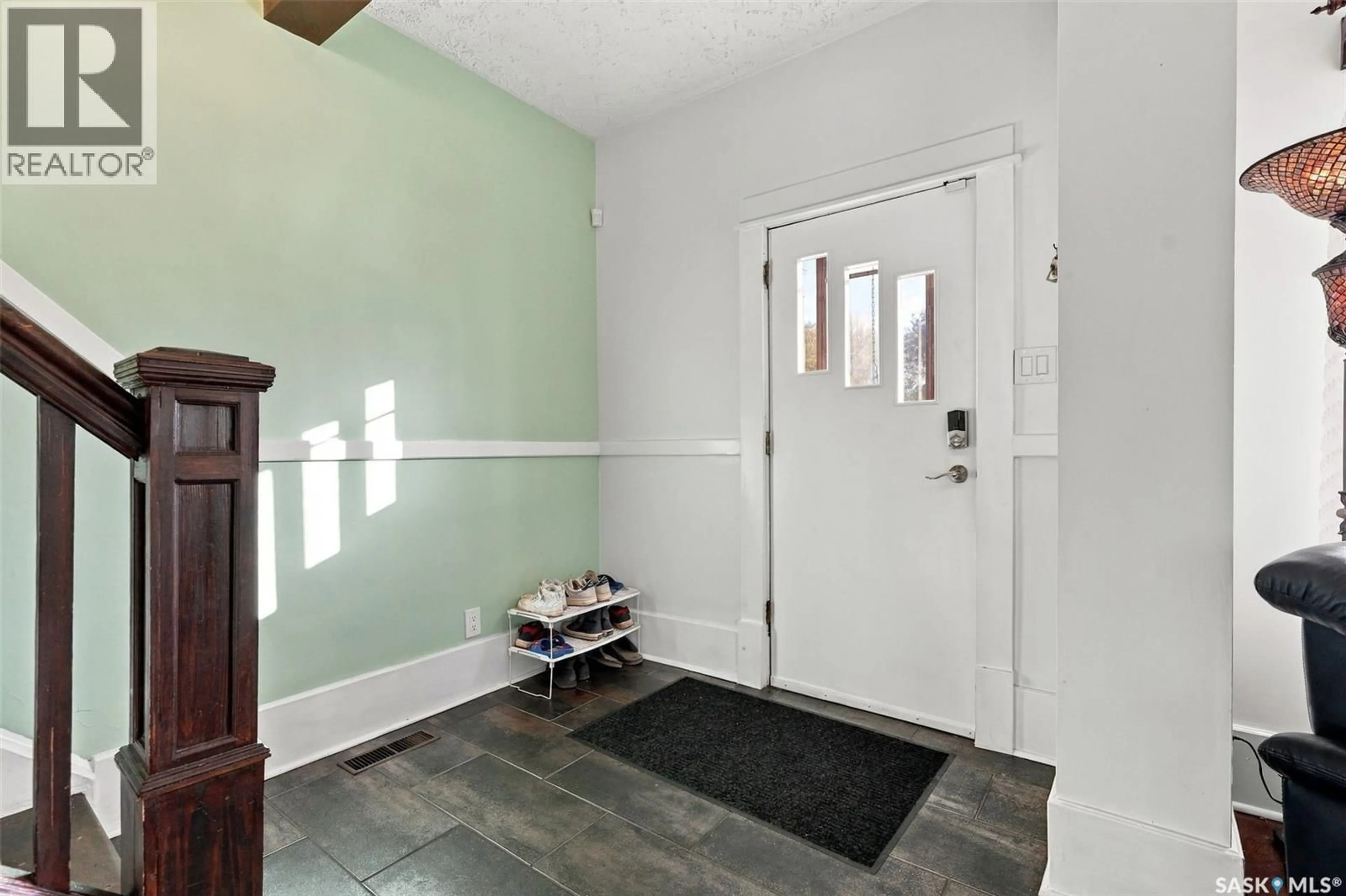 Indoor entryway for 622 32ND STREET, Saskatoon Saskatchewan S7L0T2