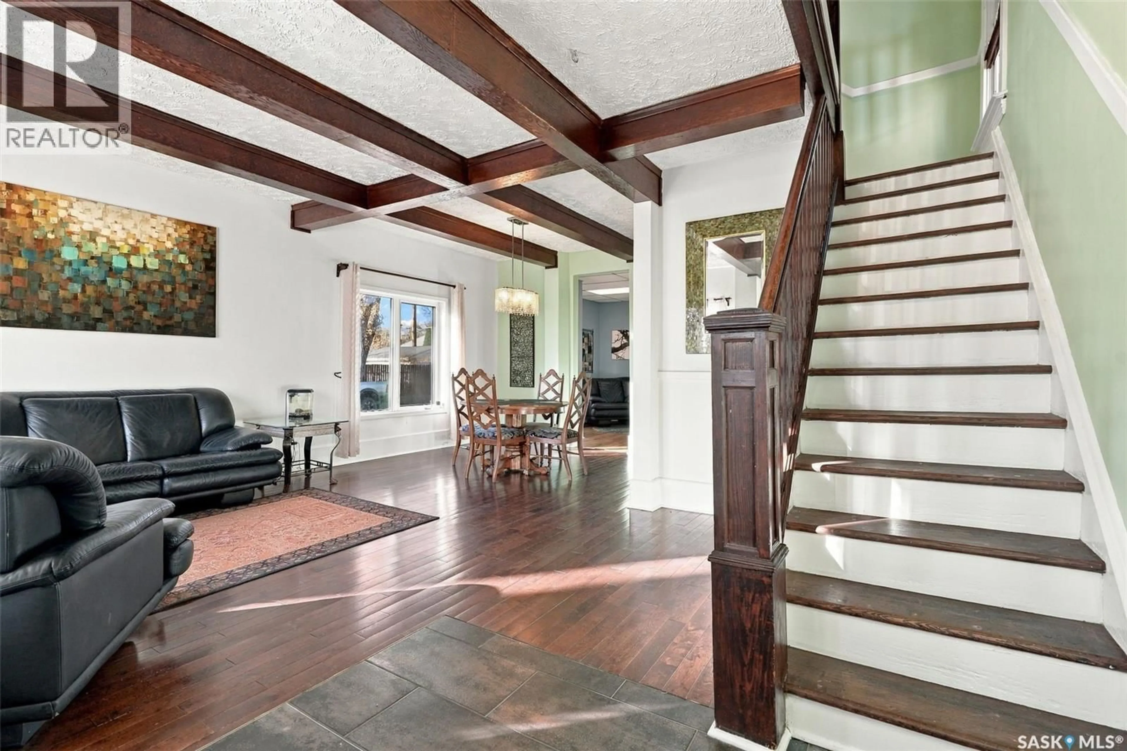 Indoor foyer for 622 32ND STREET, Saskatoon Saskatchewan S7L0T2