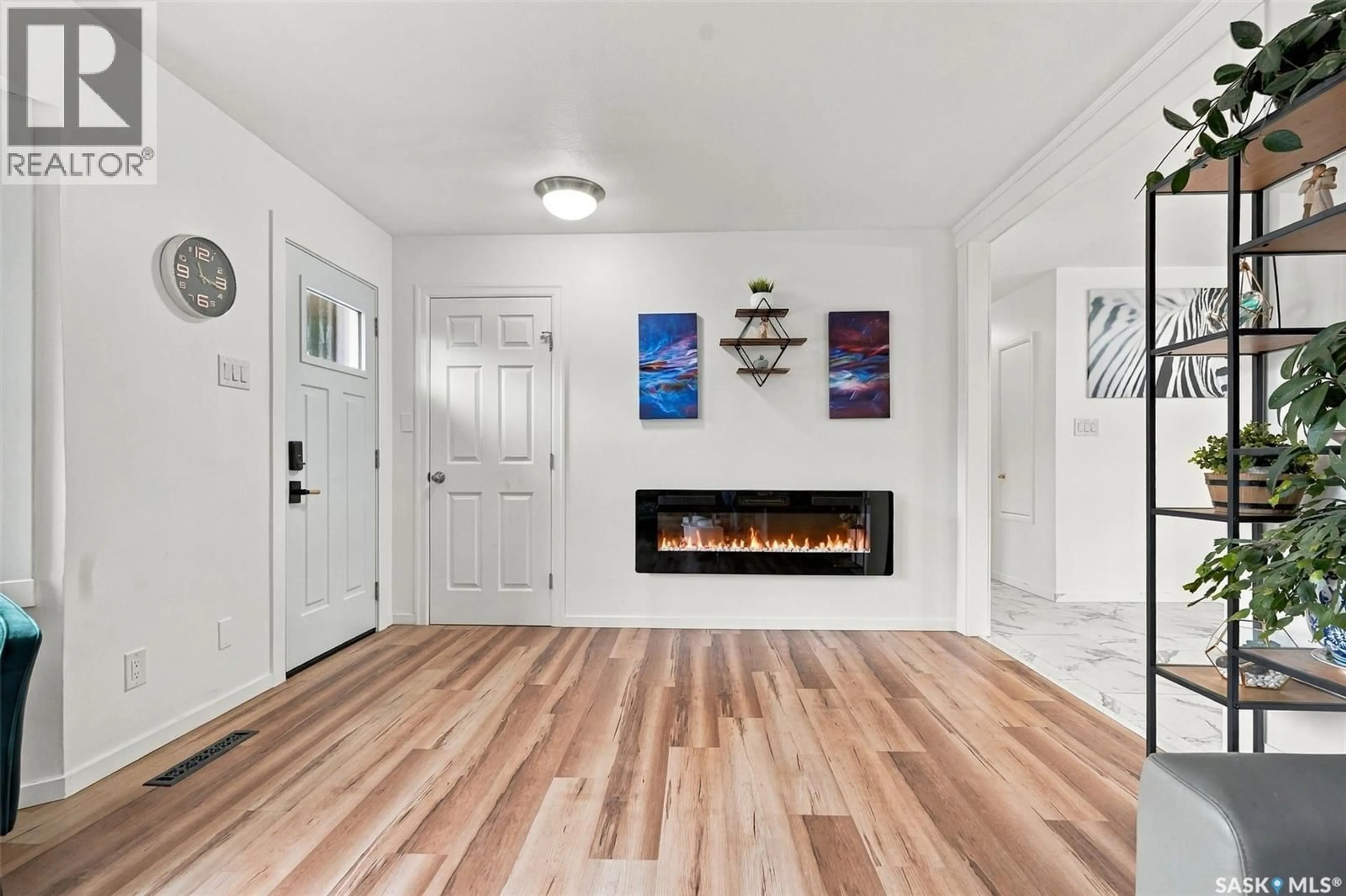 Indoor entryway for 2237 ALBERT AVENUE, Saskatoon Saskatchewan S7J1K1