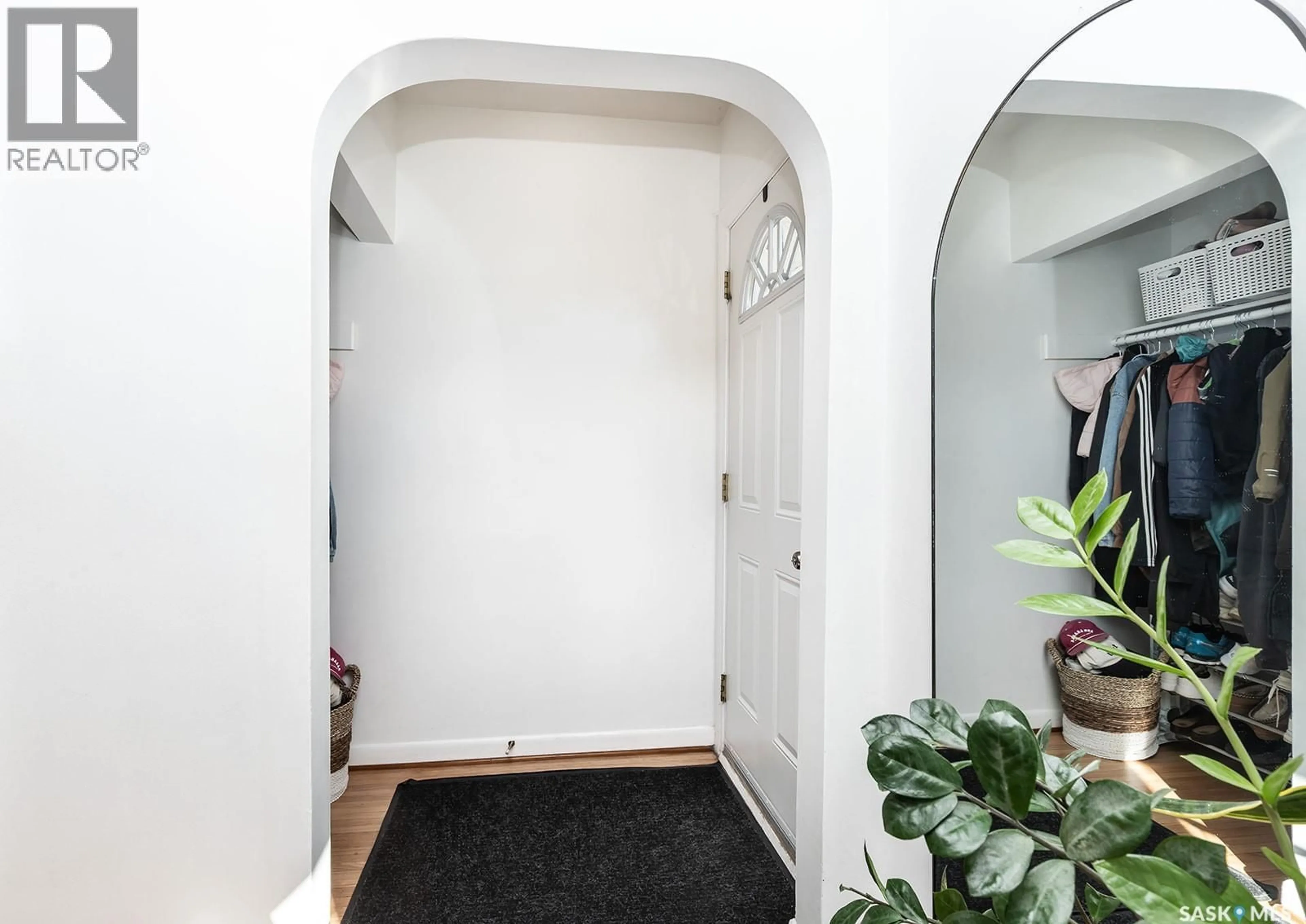 Indoor entryway for 1914 LANSDOWNE AVENUE, Saskatoon Saskatchewan S7J1G3