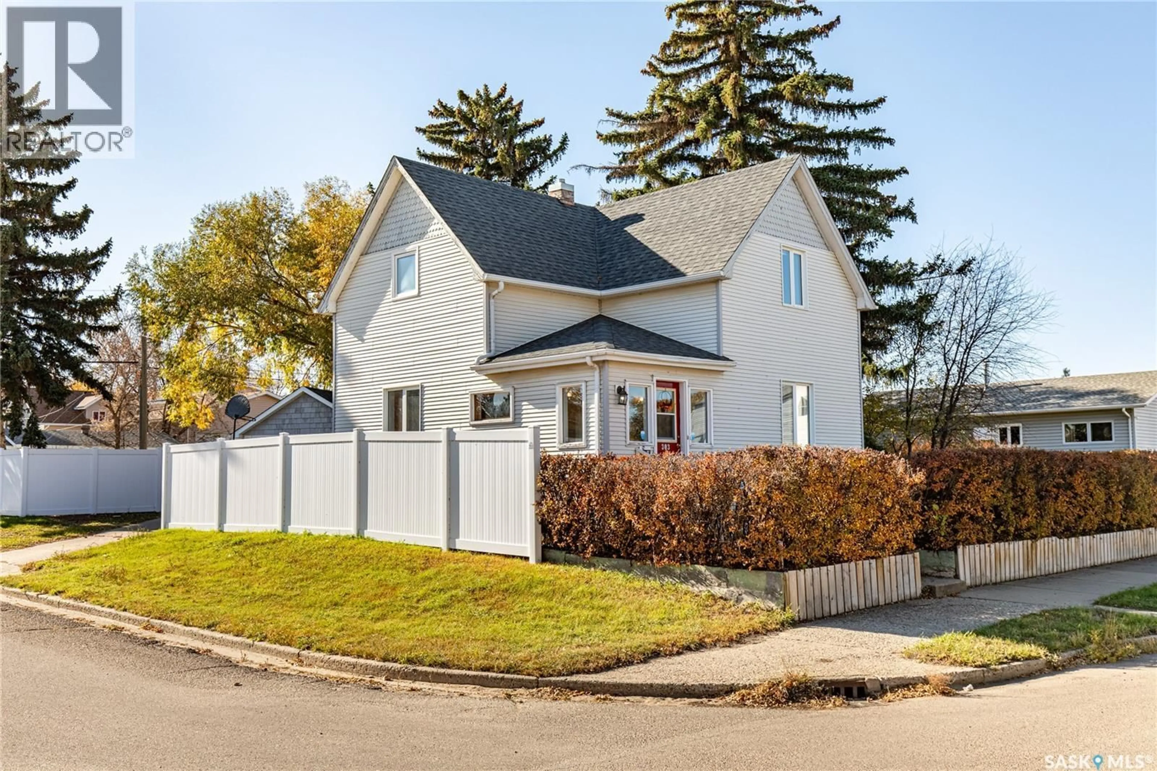 Home with vinyl exterior material, street for 303 LILLOOET STREET, Moose Jaw Saskatchewan S6H4Z3