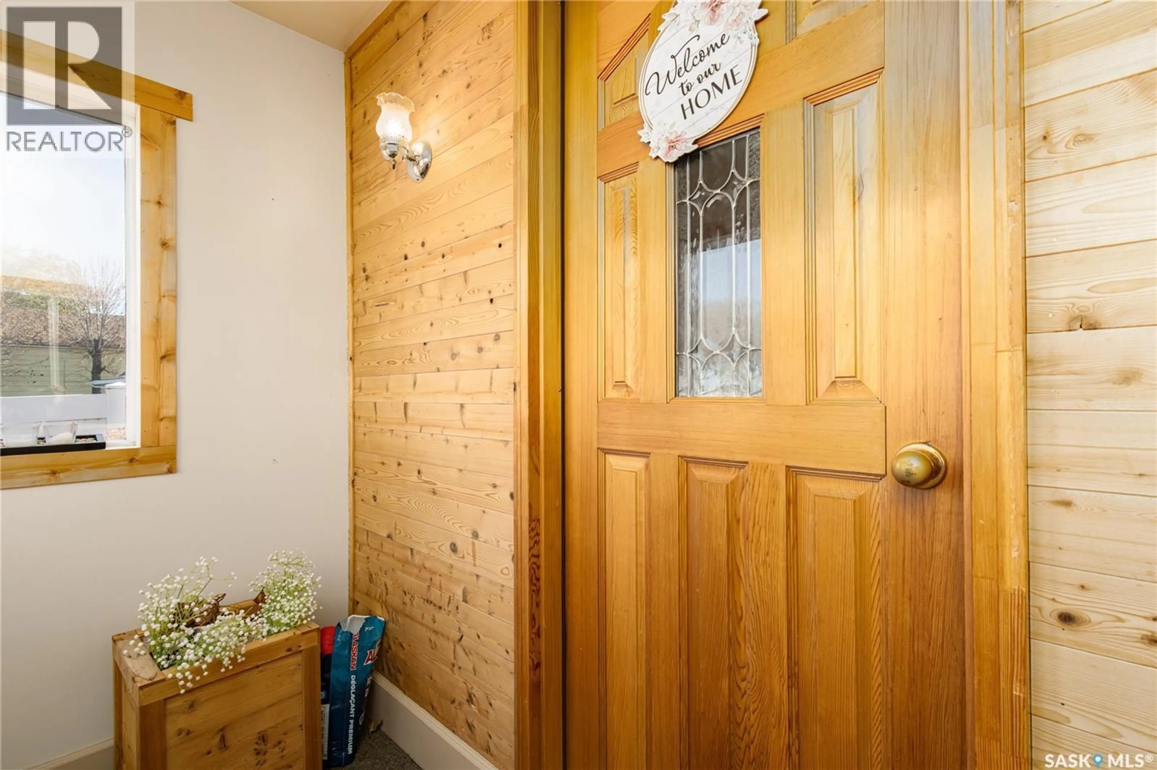 Indoor entryway for 303 LILLOOET STREET, Moose Jaw Saskatchewan S6H4Z3