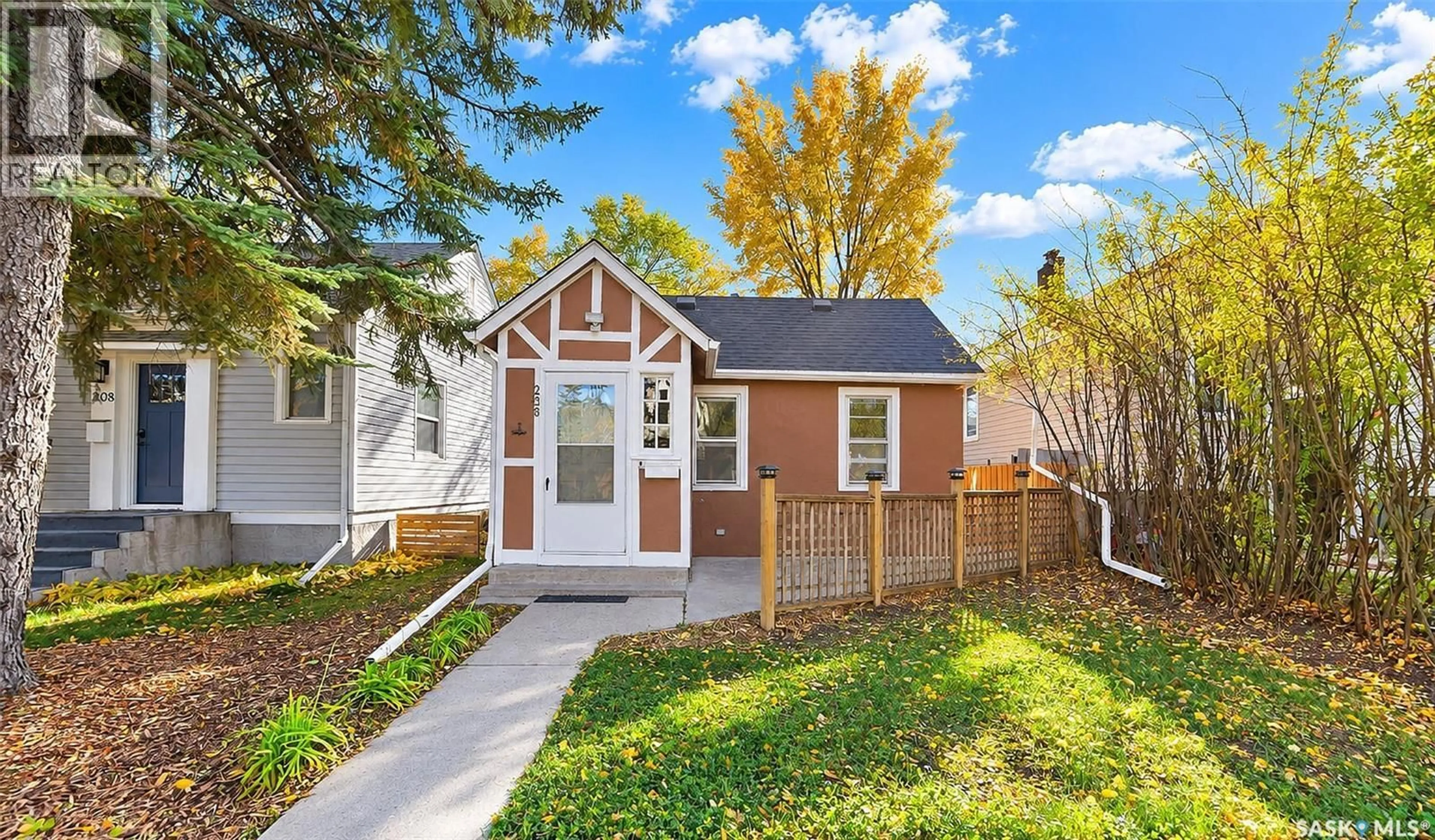 Home with vinyl exterior material, street for 206 4TH STREET, Saskatoon Saskatchewan S7H1J1