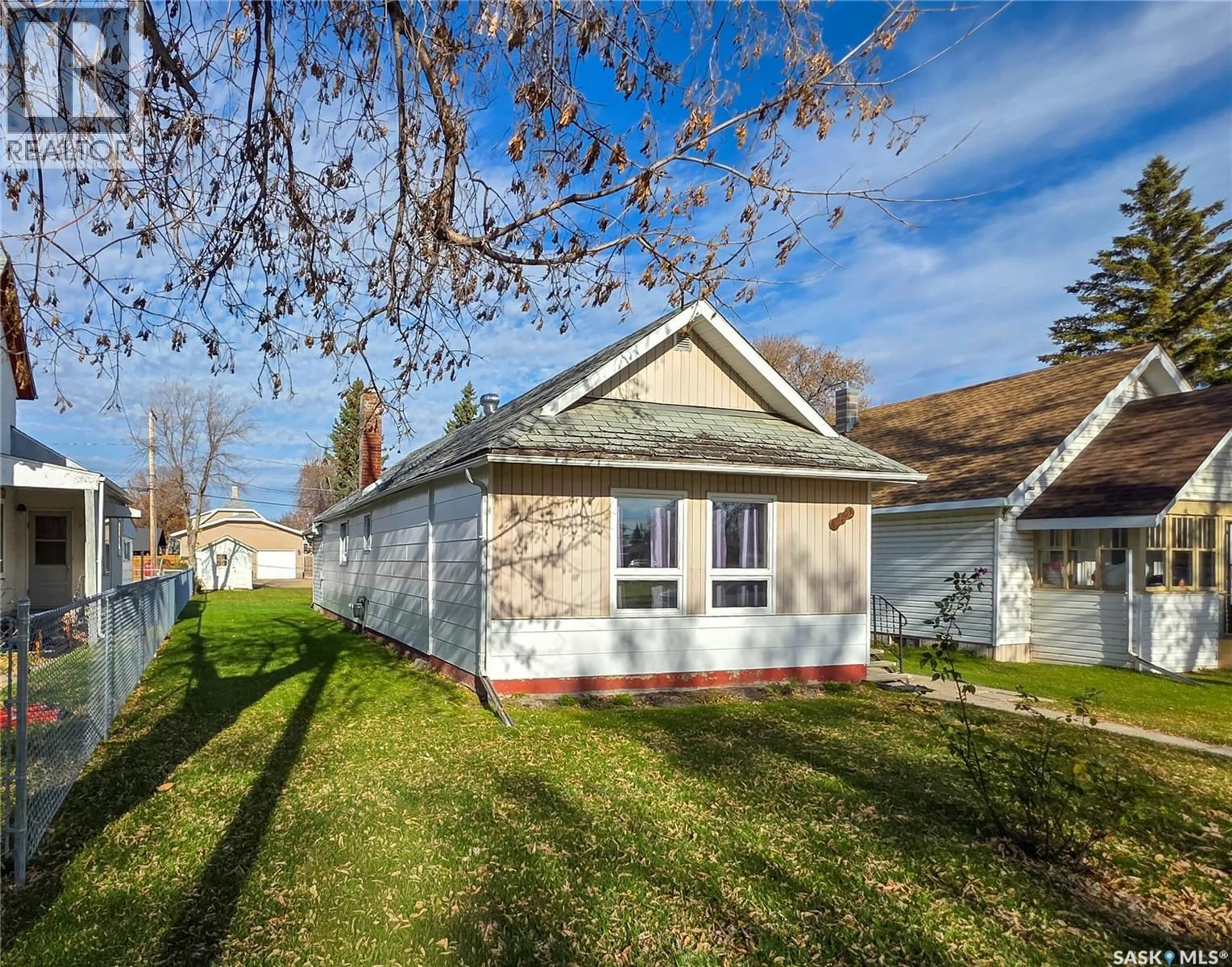 Home with vinyl exterior material, street for 142 5TH AVENUE, Melville Saskatchewan S0A2P0