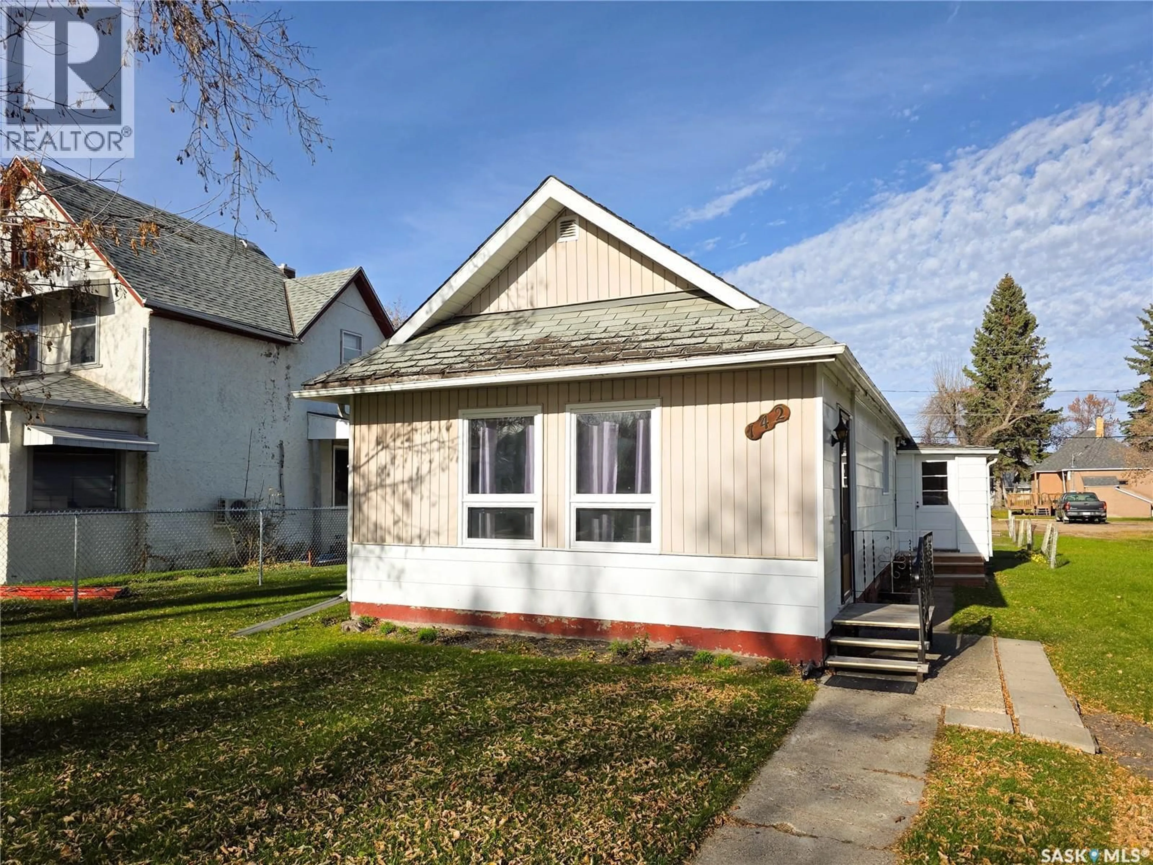 Home with vinyl exterior material, street for 142 5TH AVENUE, Melville Saskatchewan S0A2P0
