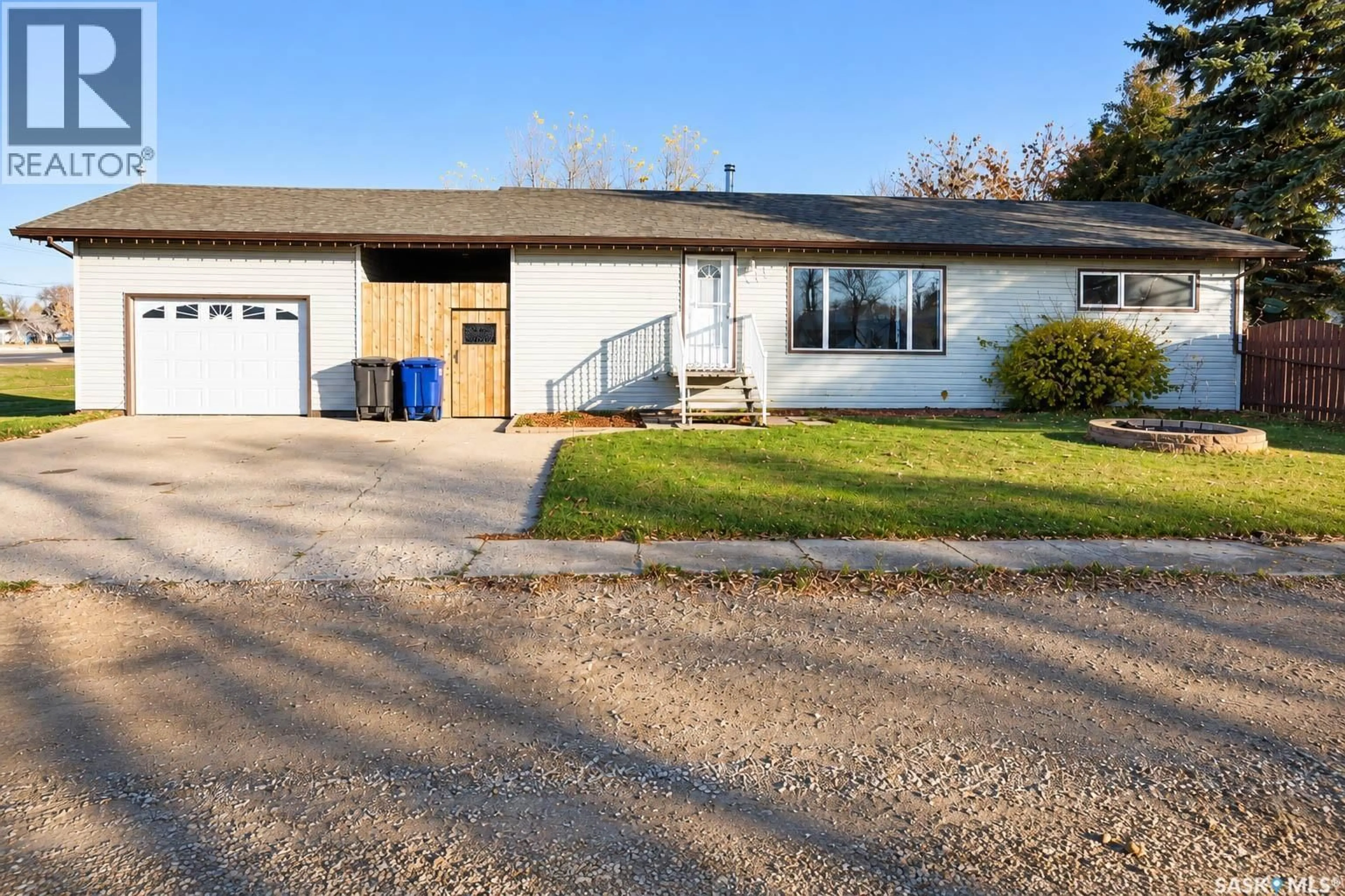 Home with vinyl exterior material, street for 412 2ND STREET, Wakaw Saskatchewan S0K4P0