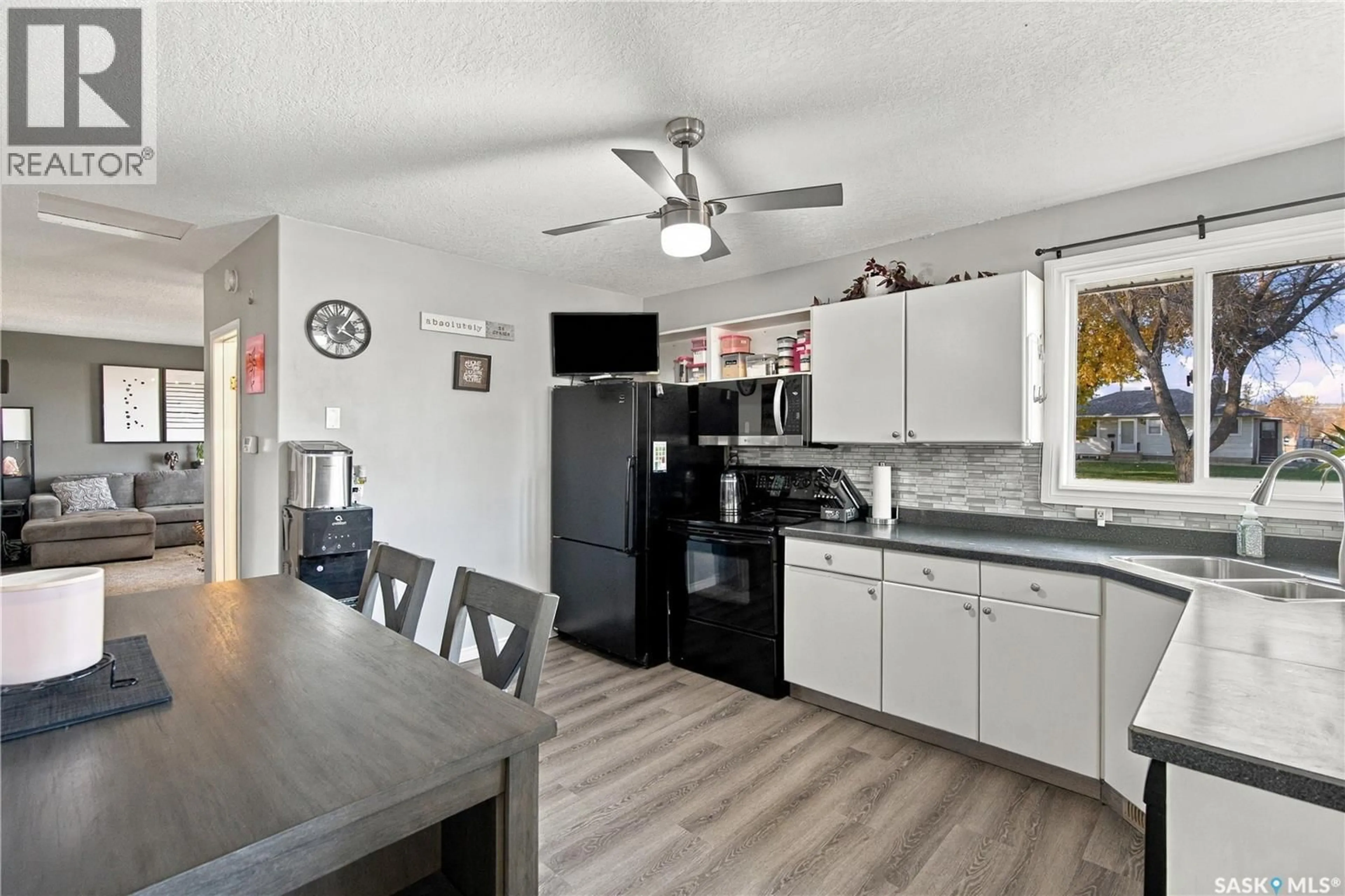 Open concept kitchen, unknown for 1237 10TH AVENUE, Regina Saskatchewan S4N0J4
