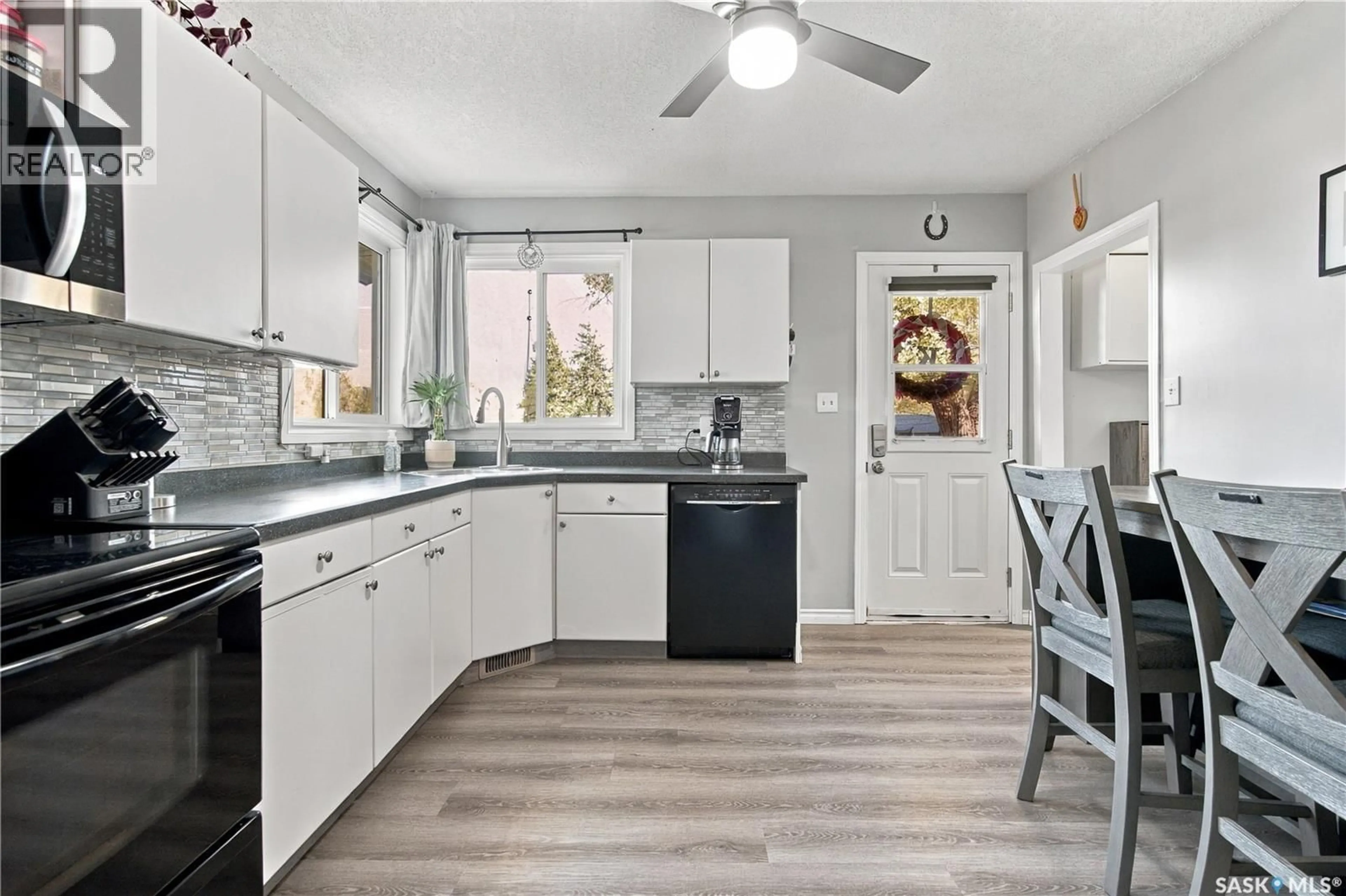 Open concept kitchen, ceramic/tile floor for 1237 10TH AVENUE, Regina Saskatchewan S4N0J4