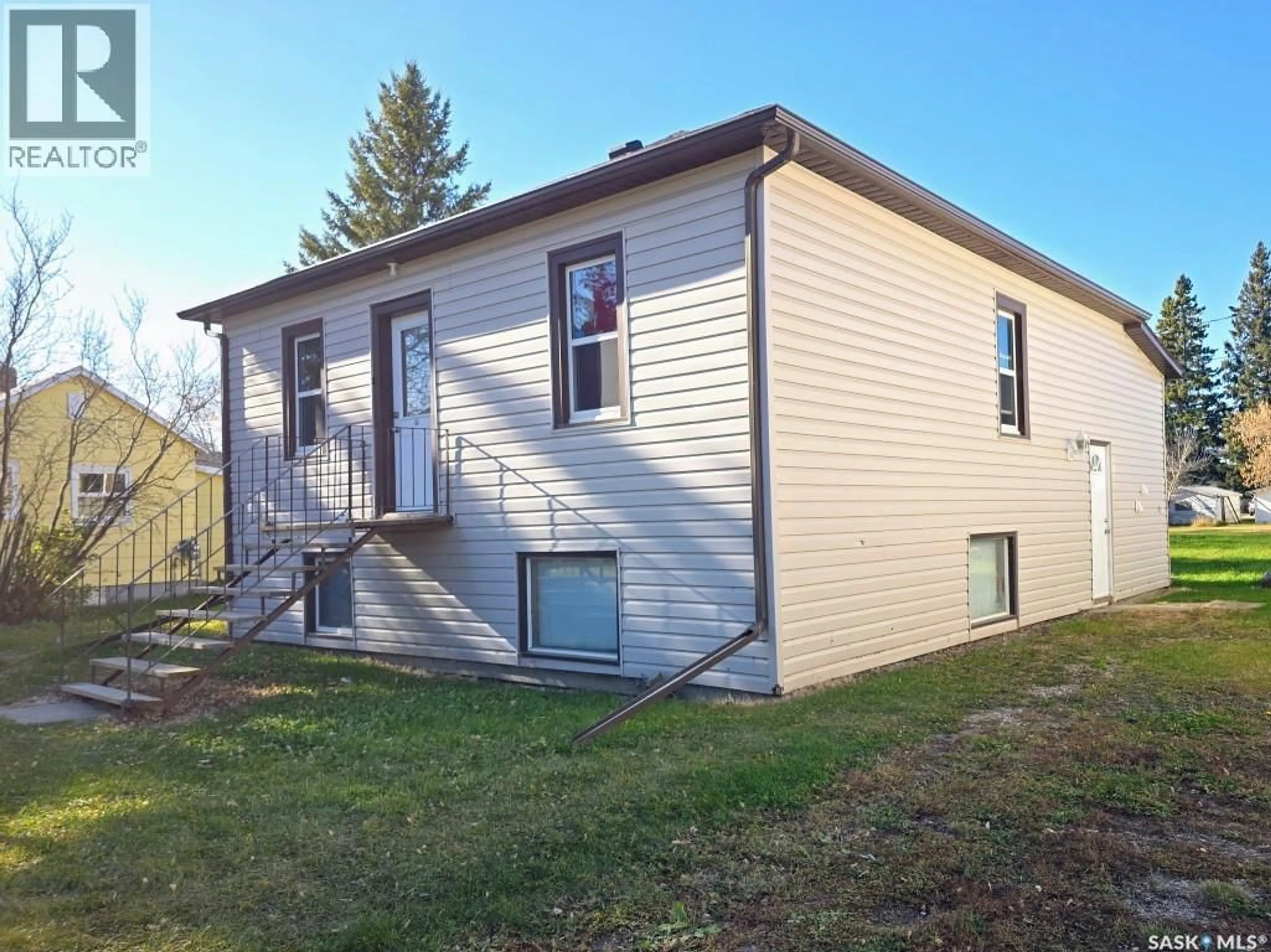 Home with vinyl exterior material, building for 319 9TH STREET, Humboldt Saskatchewan S0K2A0