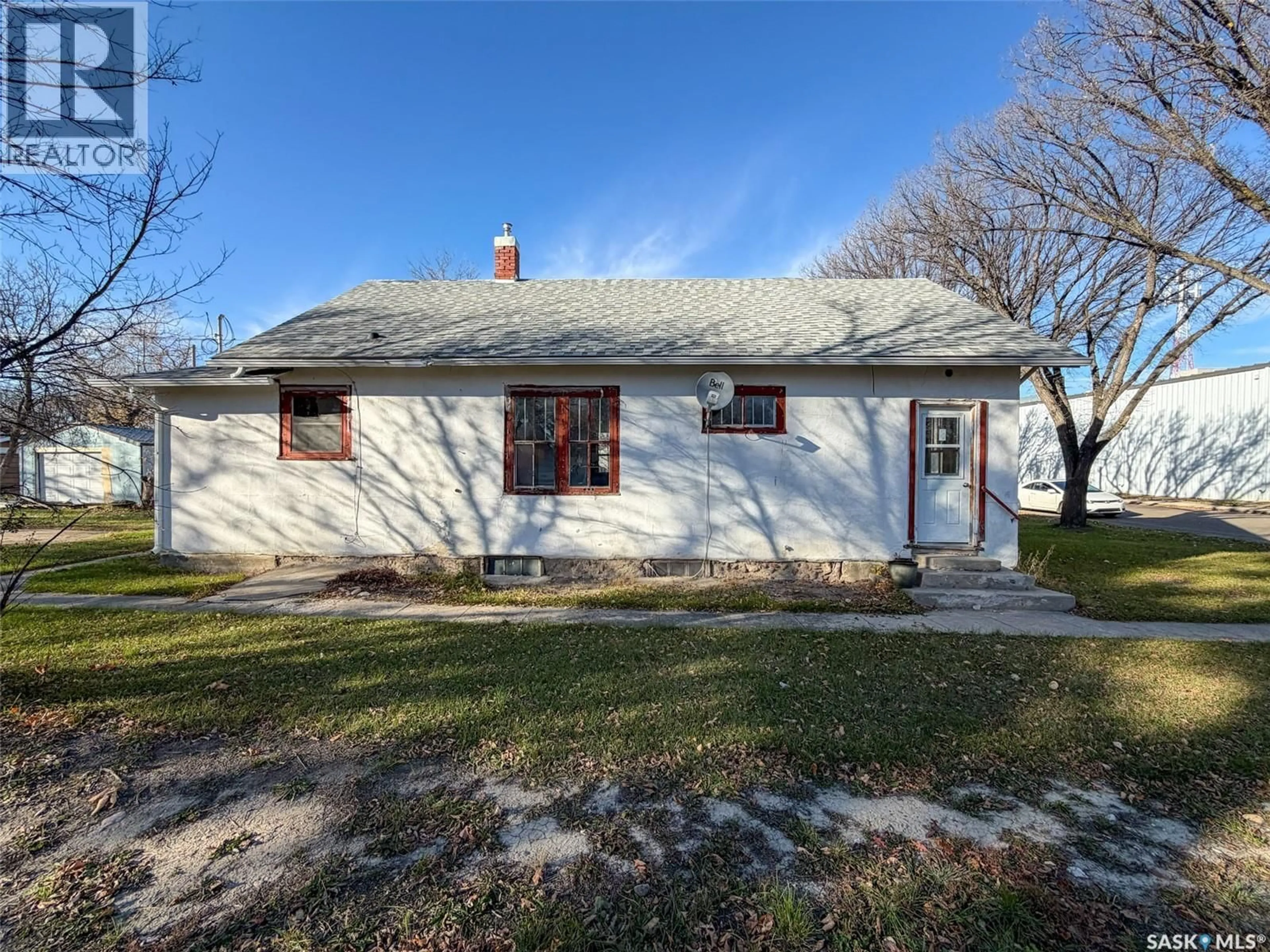 A pic from outside/outdoor area/front of a property/back of a property/a pic from drone, street for 431 1ST STREET, Shaunavon Saskatchewan S0N2M0