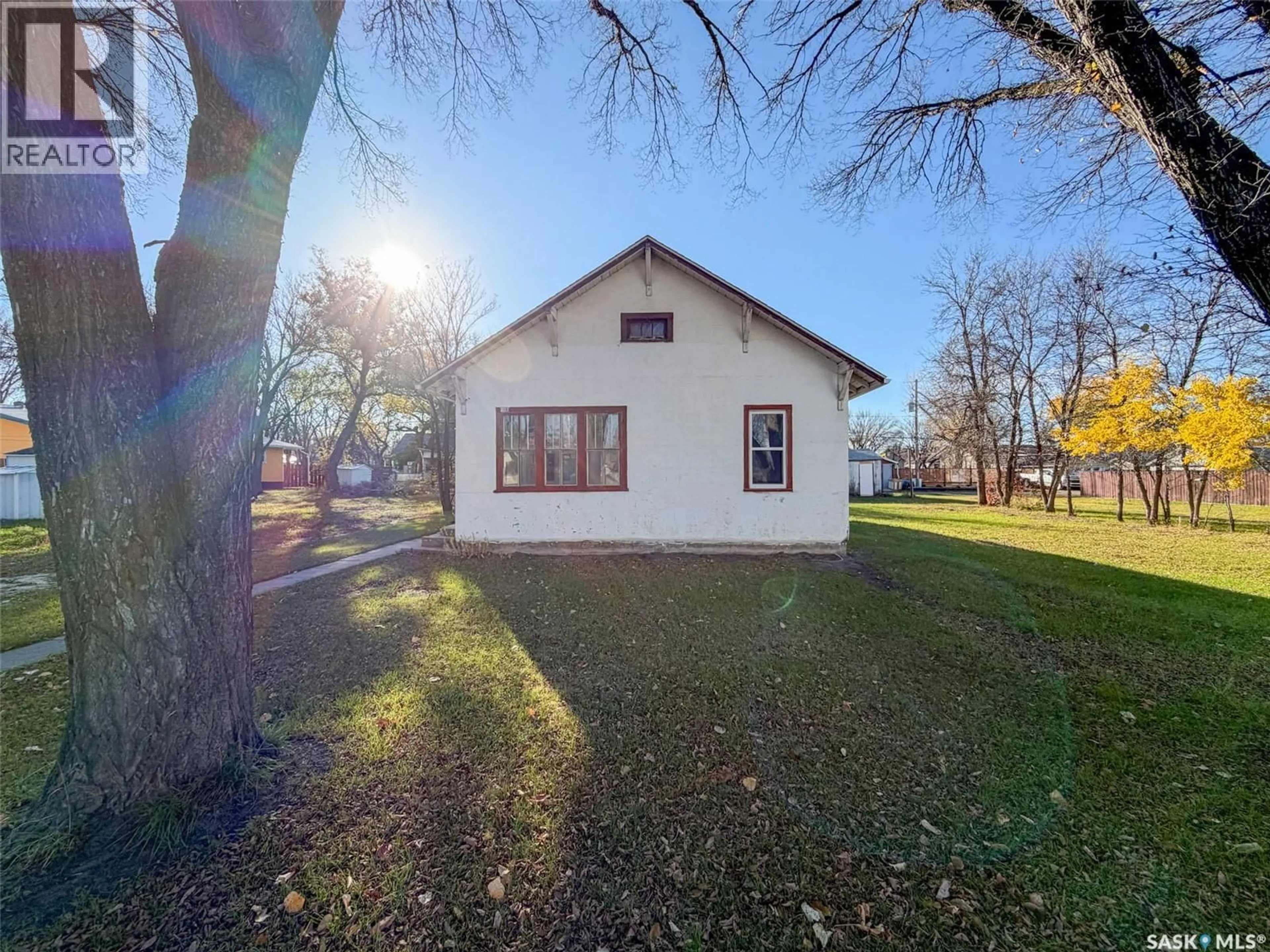 A pic from outside/outdoor area/front of a property/back of a property/a pic from drone, building for 431 1ST STREET, Shaunavon Saskatchewan S0N2M0