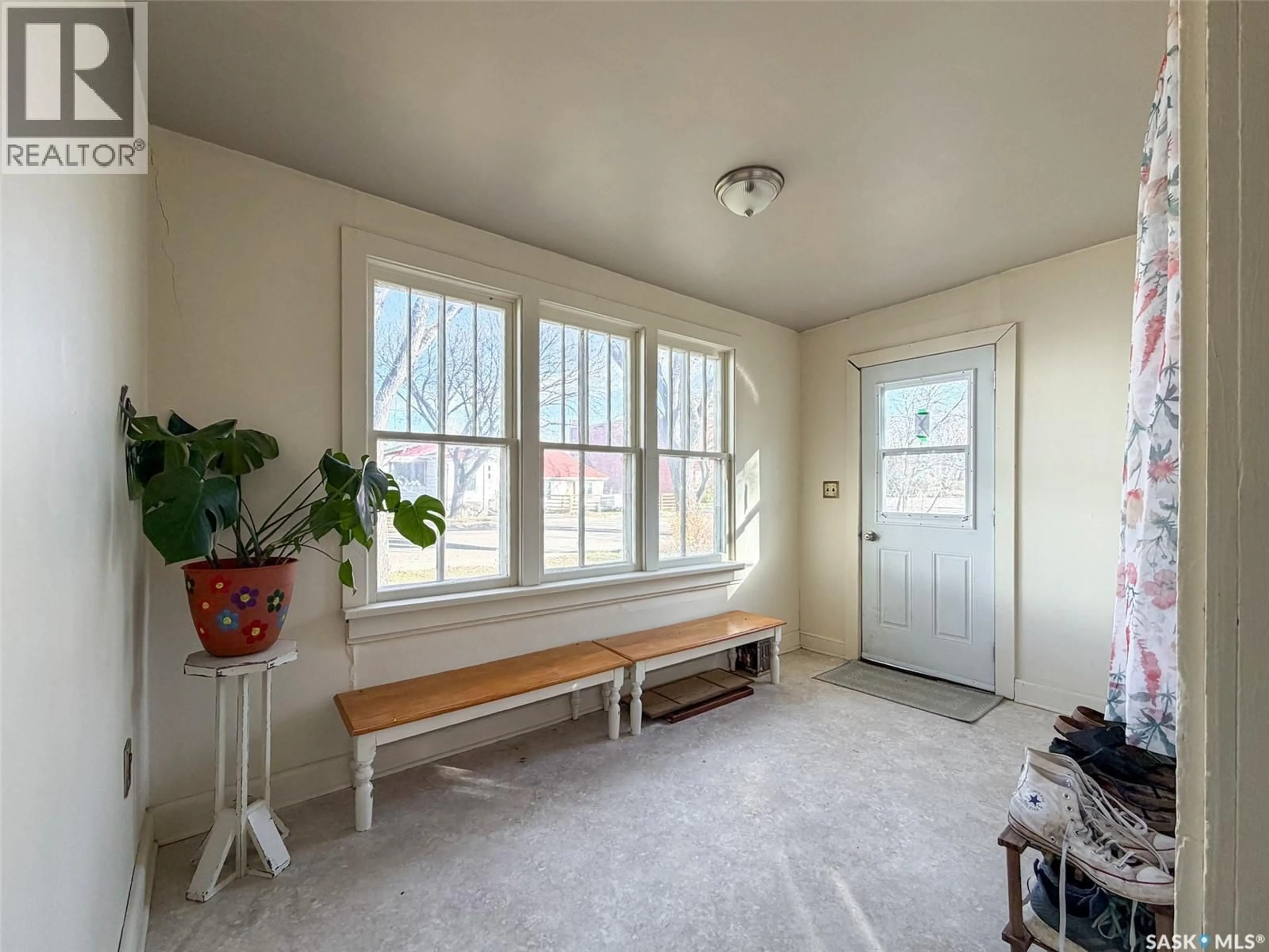Indoor entryway for 431 1ST STREET, Shaunavon Saskatchewan S0N2M0