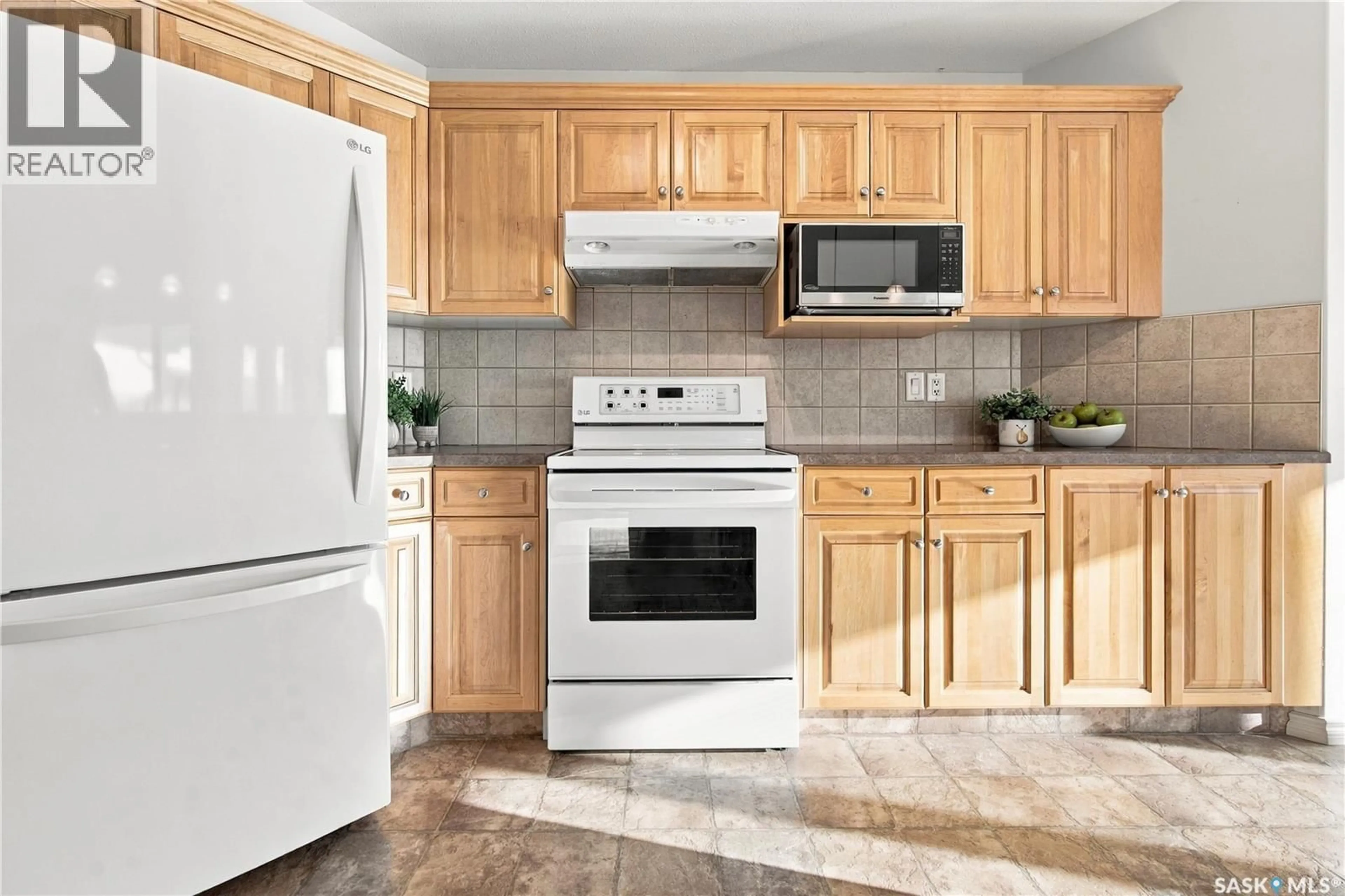 Standard kitchen, ceramic/tile floor for 3144 RANDALL ROAD, Regina Saskatchewan S4V2Y9