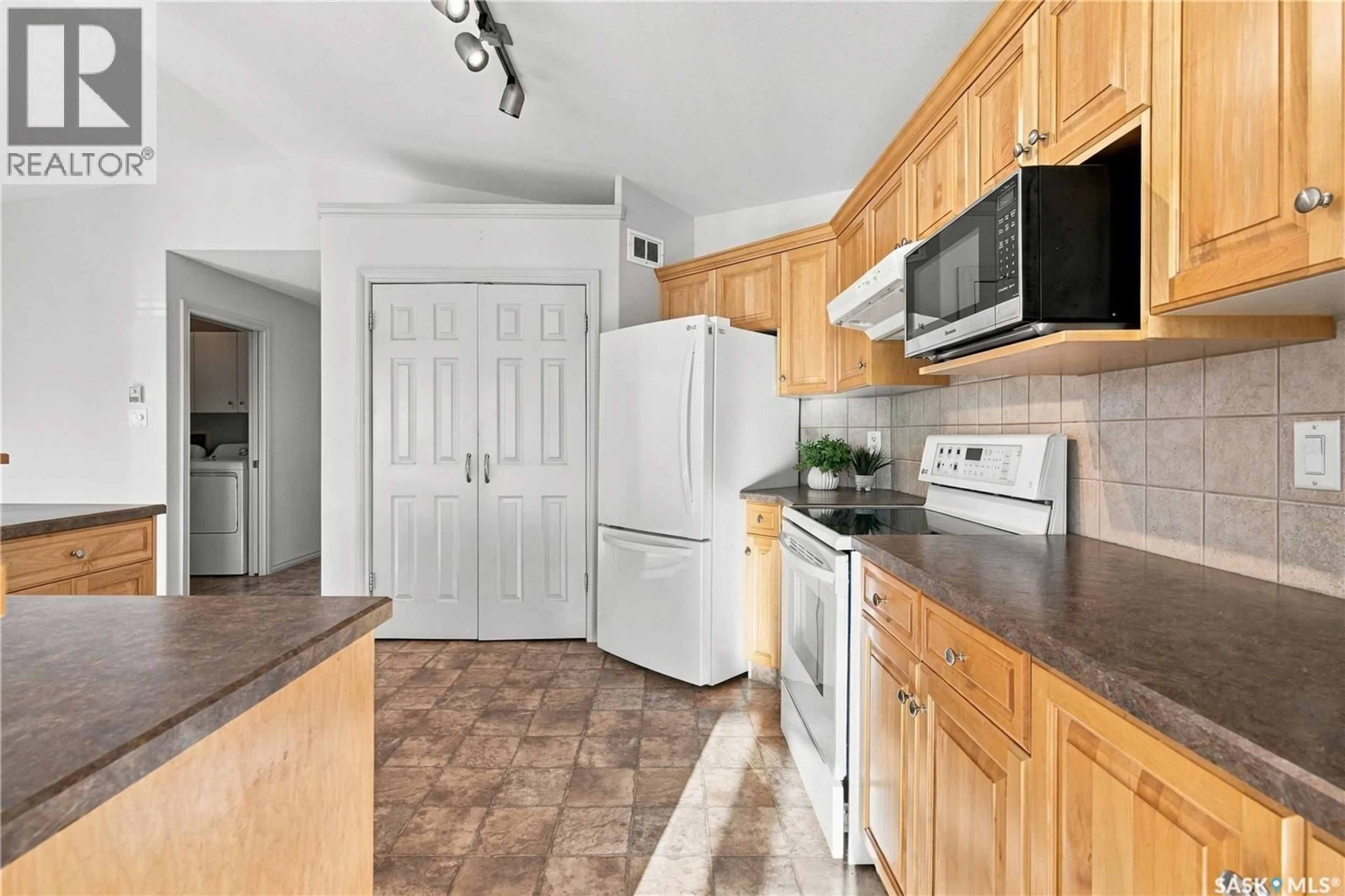 Standard kitchen, unknown for 3144 RANDALL ROAD, Regina Saskatchewan S4V2Y9