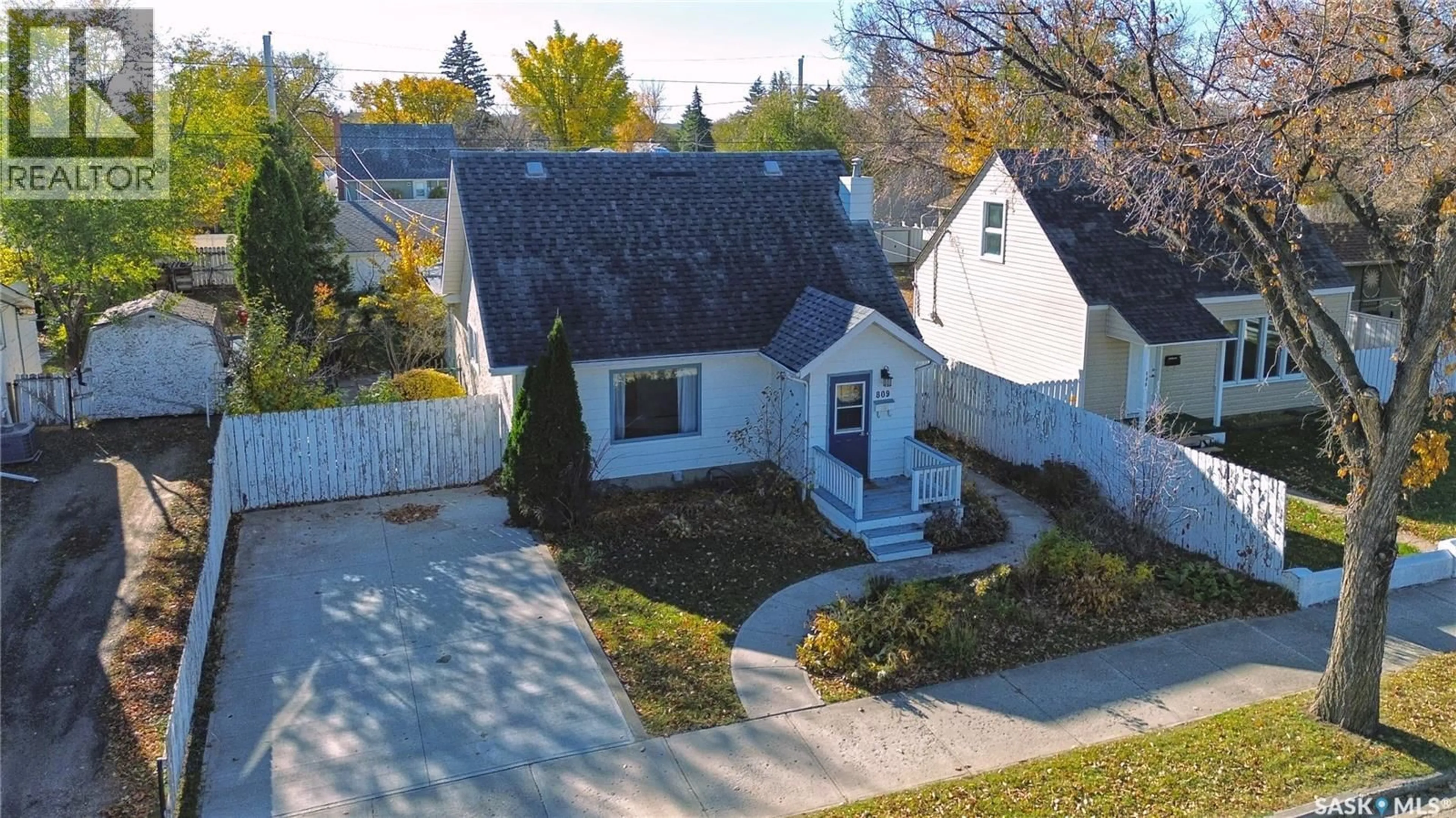 A pic from outside/outdoor area/front of a property/back of a property/a pic from drone, street for 809 ATHABASCA STREET E, Moose Jaw Saskatchewan S6H0M6