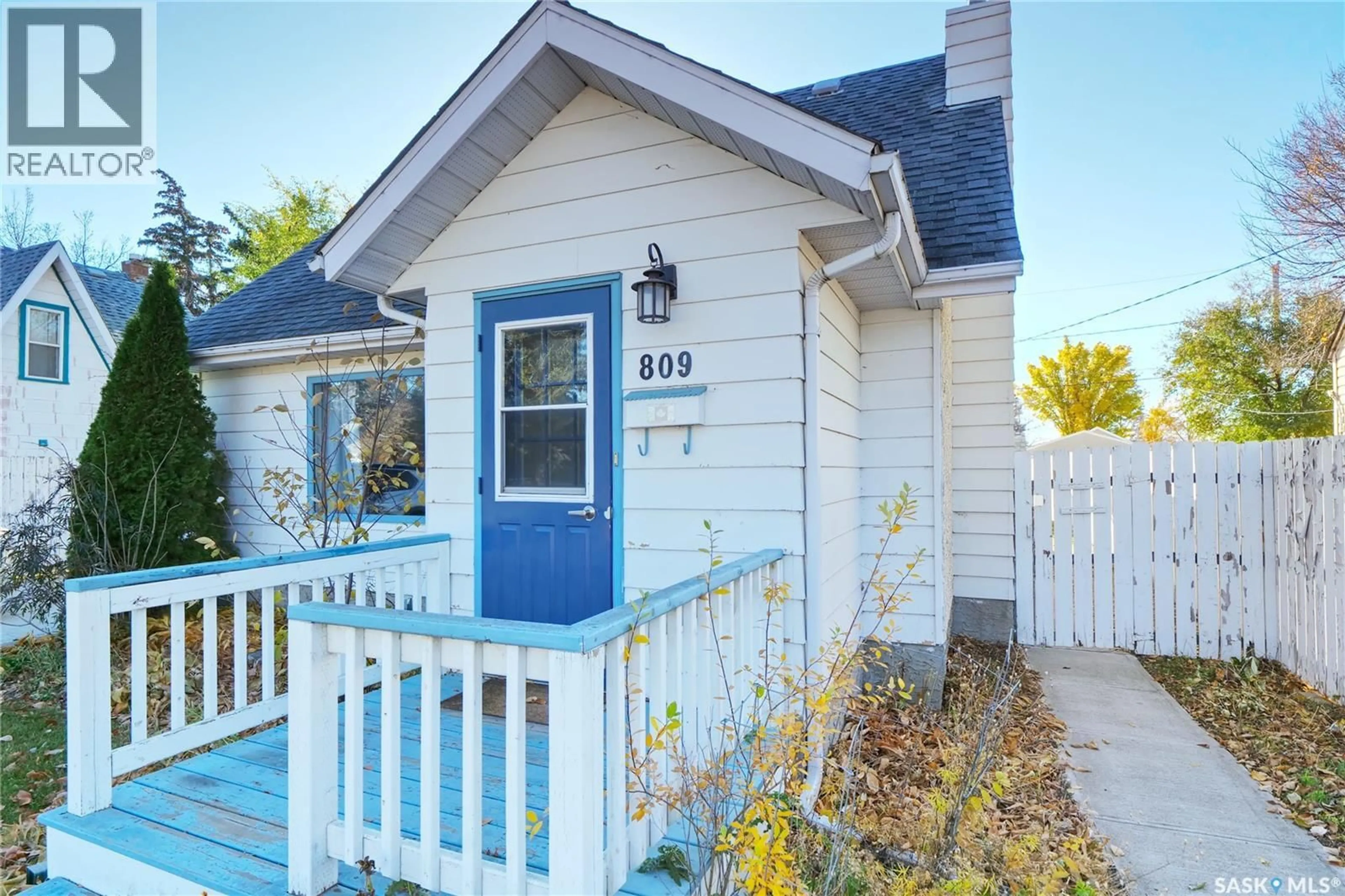 Home with vinyl exterior material, street for 809 ATHABASCA STREET E, Moose Jaw Saskatchewan S6H0M6