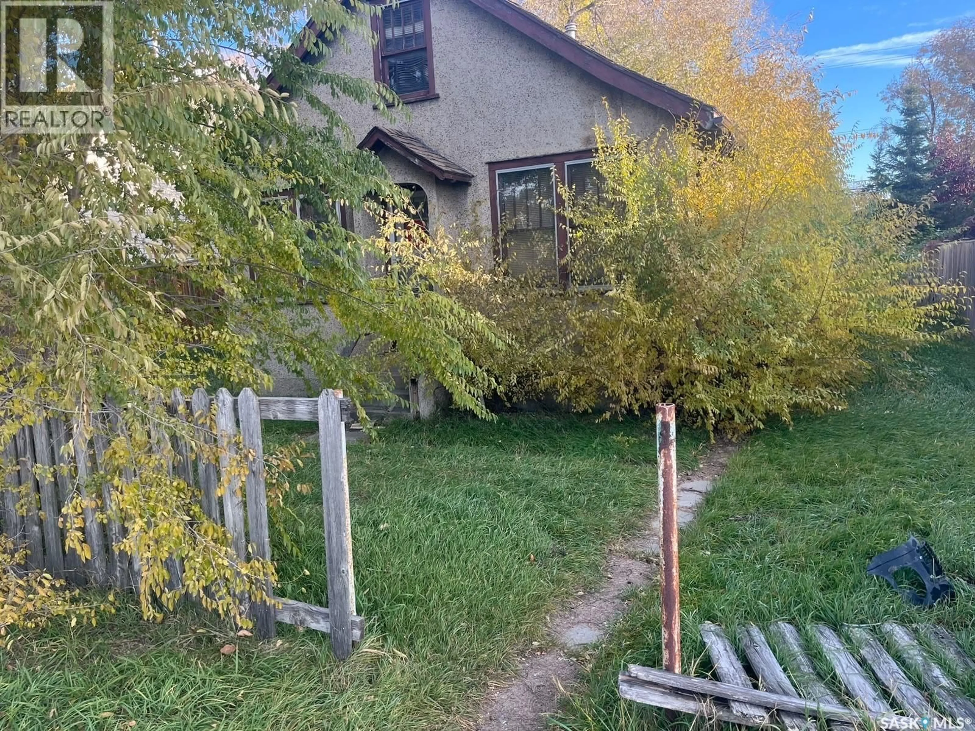 A pic from outside/outdoor area/front of a property/back of a property/a pic from drone, unknown for 902 GRAY AVENUE, Saskatoon Saskatchewan S7N2J5