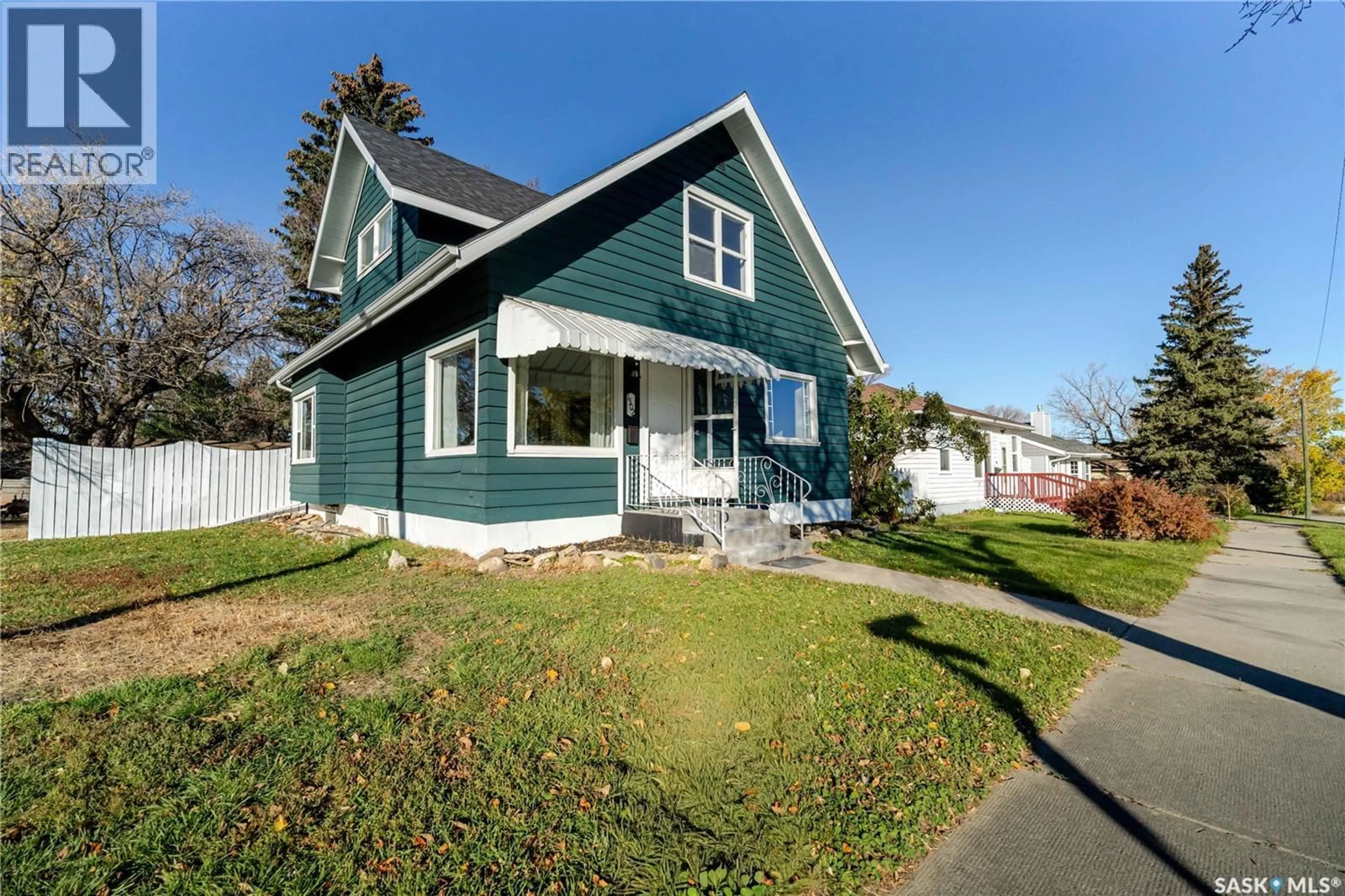 Home with vinyl exterior material, street for 1302 1ST AVENUE, Moose Jaw Saskatchewan S6H3N7