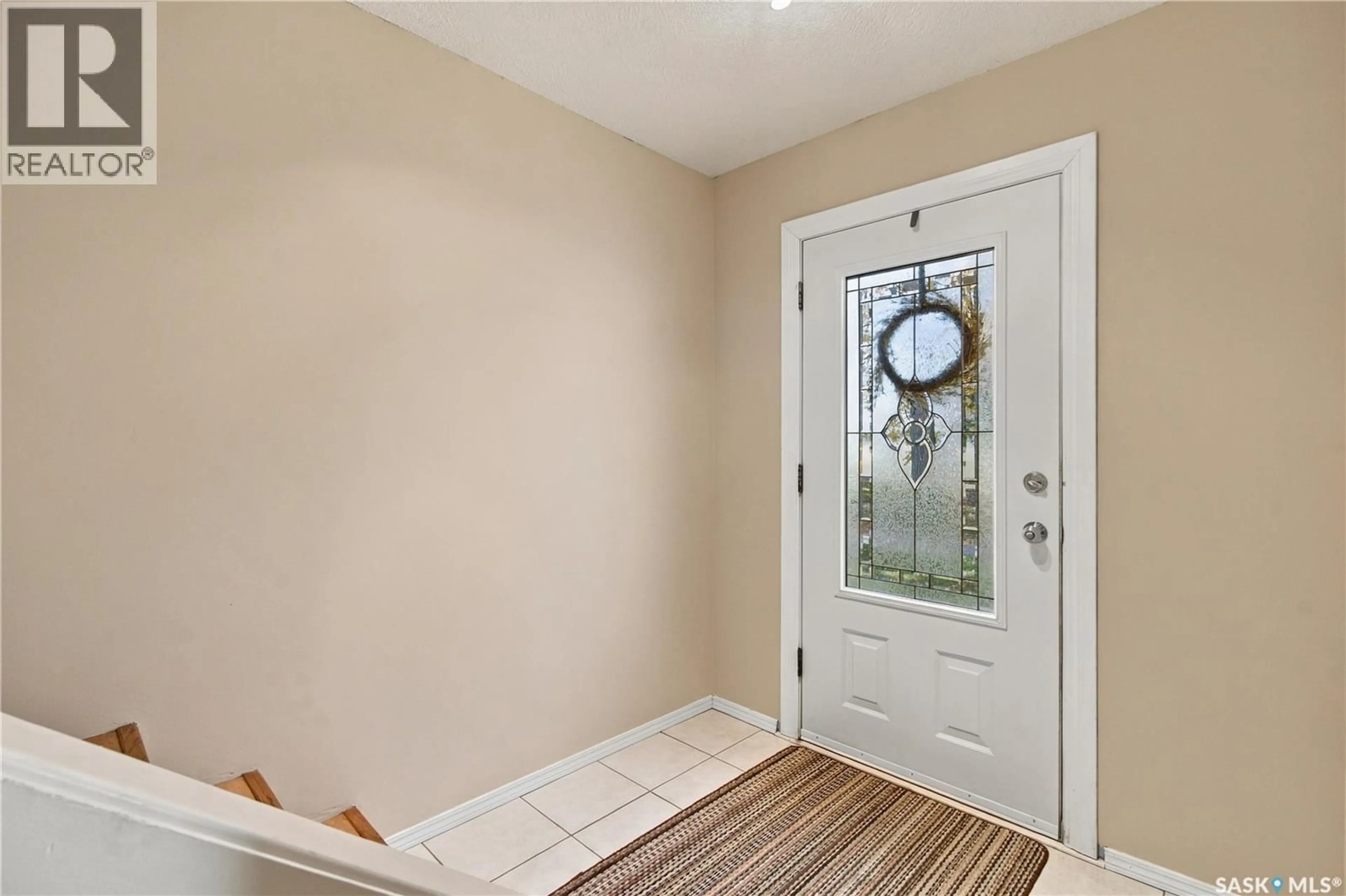 Indoor entryway for 102 OAKVIEW DRIVE, Regina Saskatchewan S4R0E4
