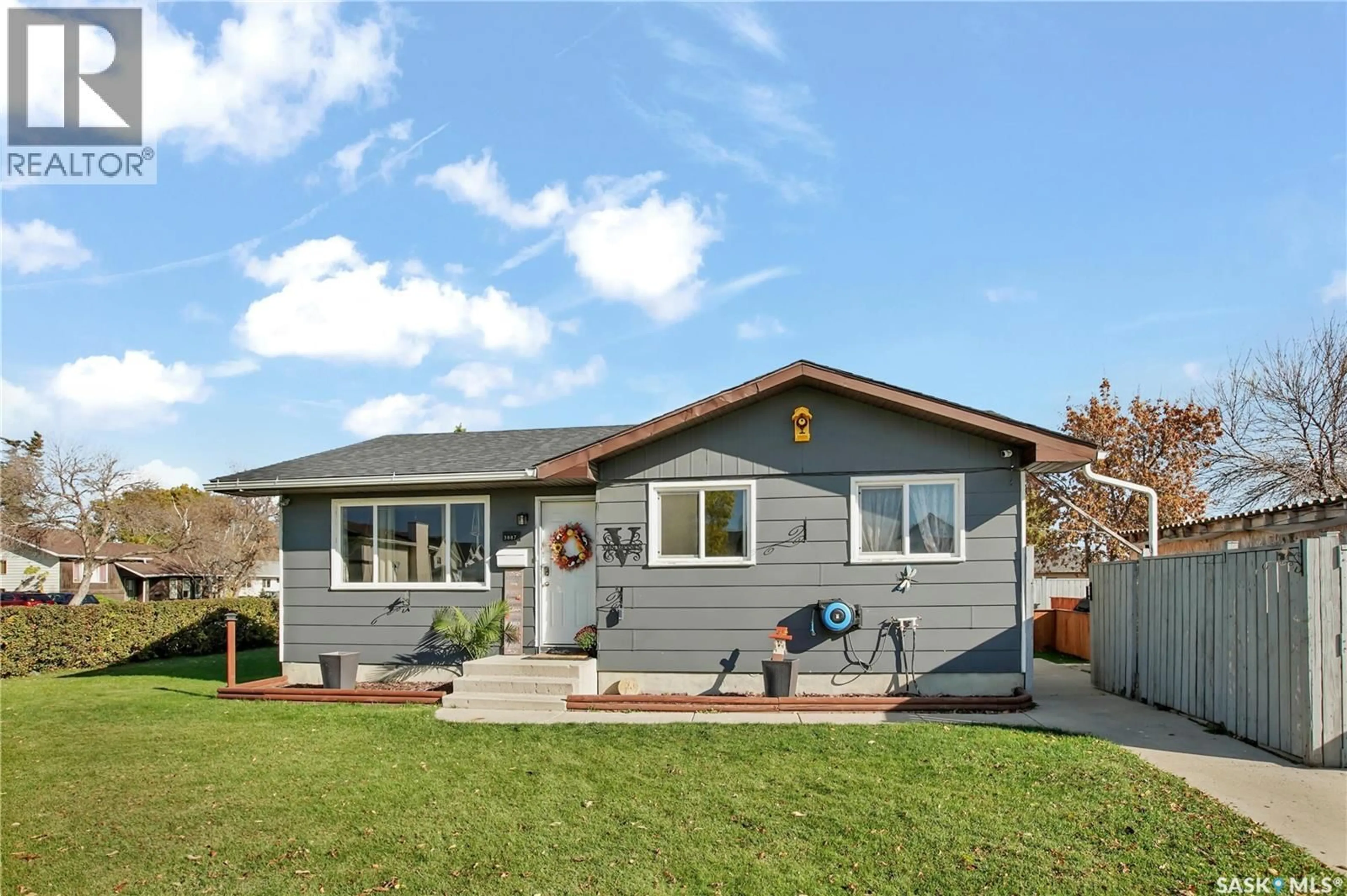 Home with vinyl exterior material, street for 3887 MIYO-WÂHKÔHTOWIN ROAD, Saskatoon Saskatchewan S7L5T1