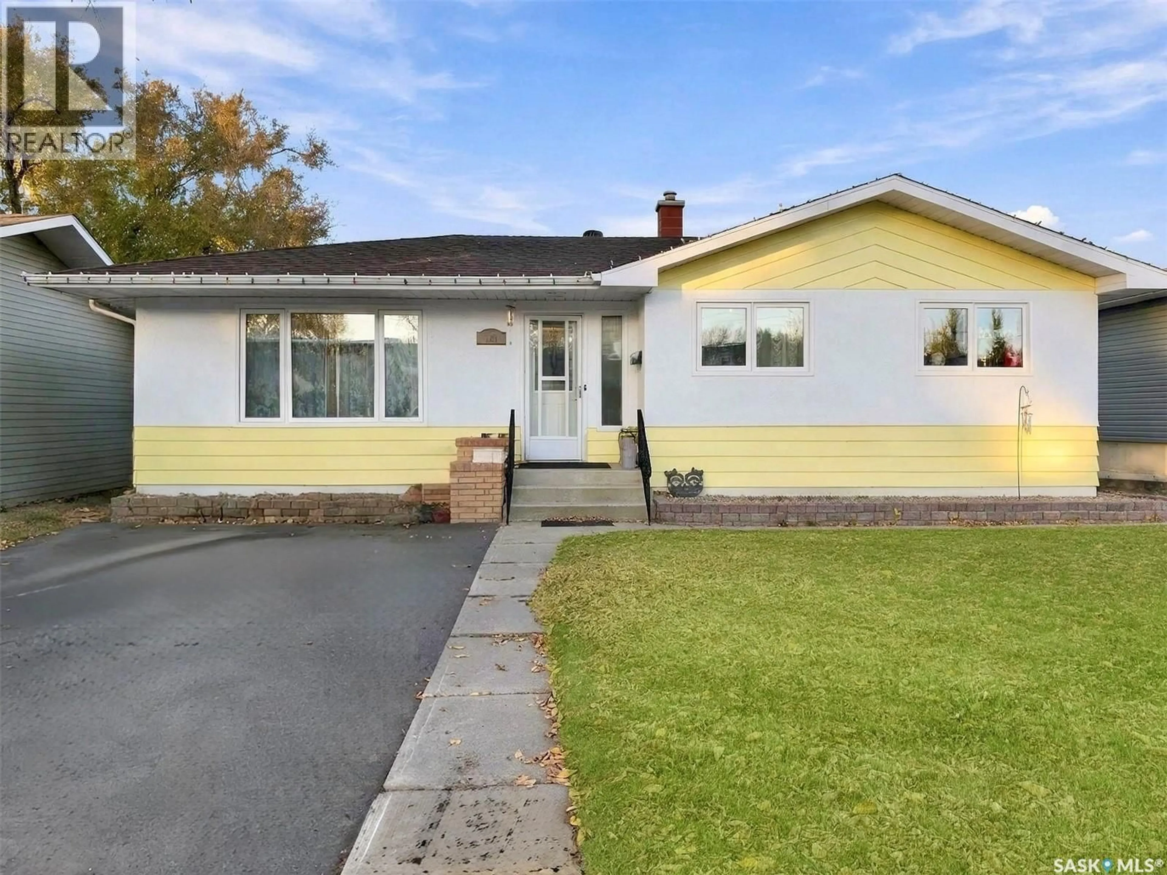 A pic from outside/outdoor area/front of a property/back of a property/a pic from drone, street for 121 ALLEN DRIVE, Swift Current Saskatchewan S9H3A2