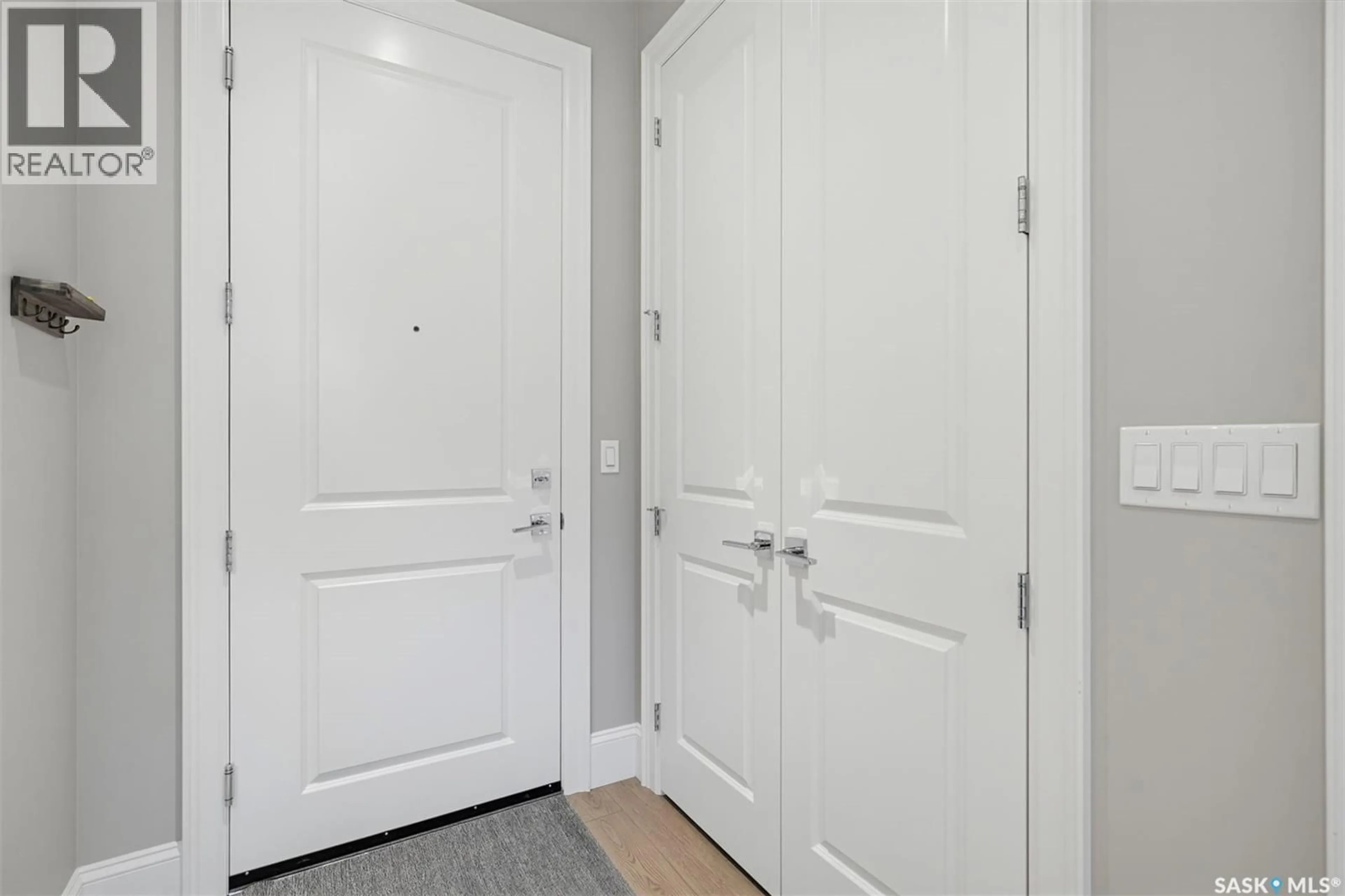 Indoor entryway for 210 408 CARTWRIGHT STREET, Saskatoon Saskatchewan S7T0X1