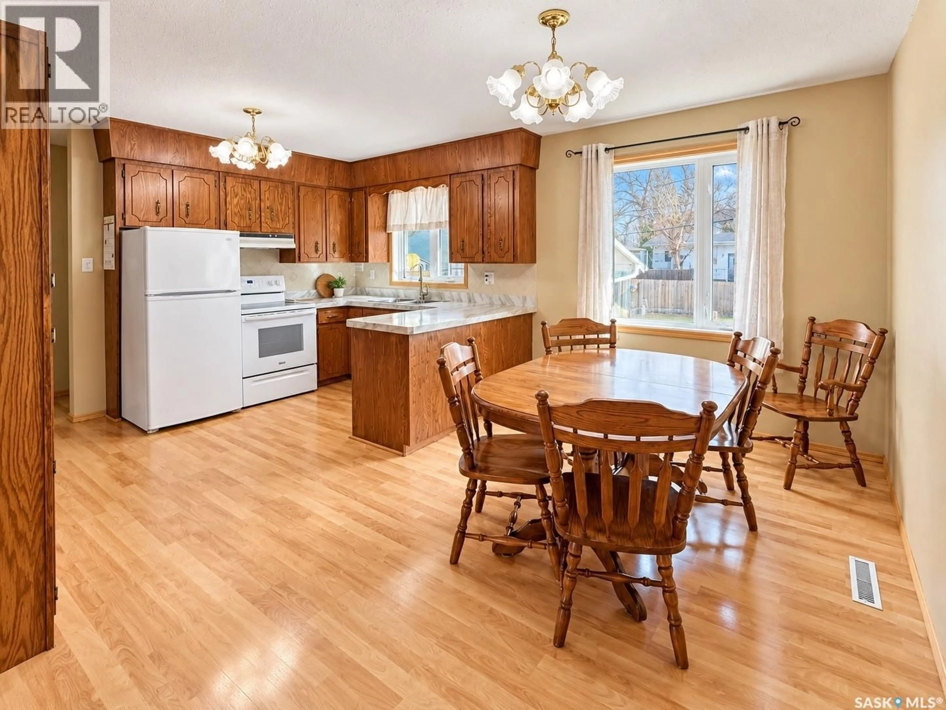 Open concept kitchen, wood/laminate floor for 511 CENTRAL AVENUE, Swift Current Saskatchewan S9H3G7
