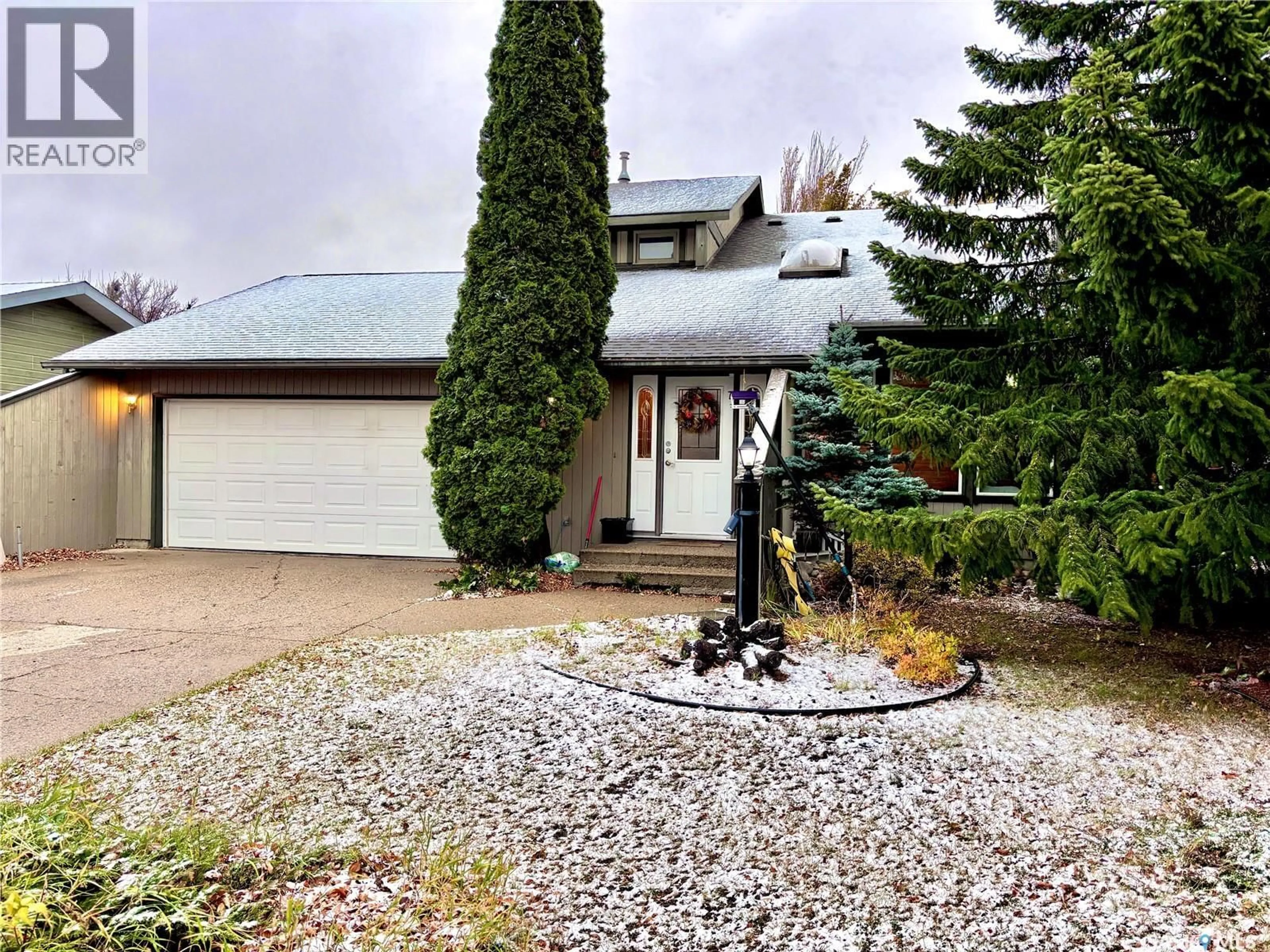 A pic from outside/outdoor area/front of a property/back of a property/a pic from drone, street for 2607 47 AVENUE, Lloydminster Saskatchewan S9V1J3