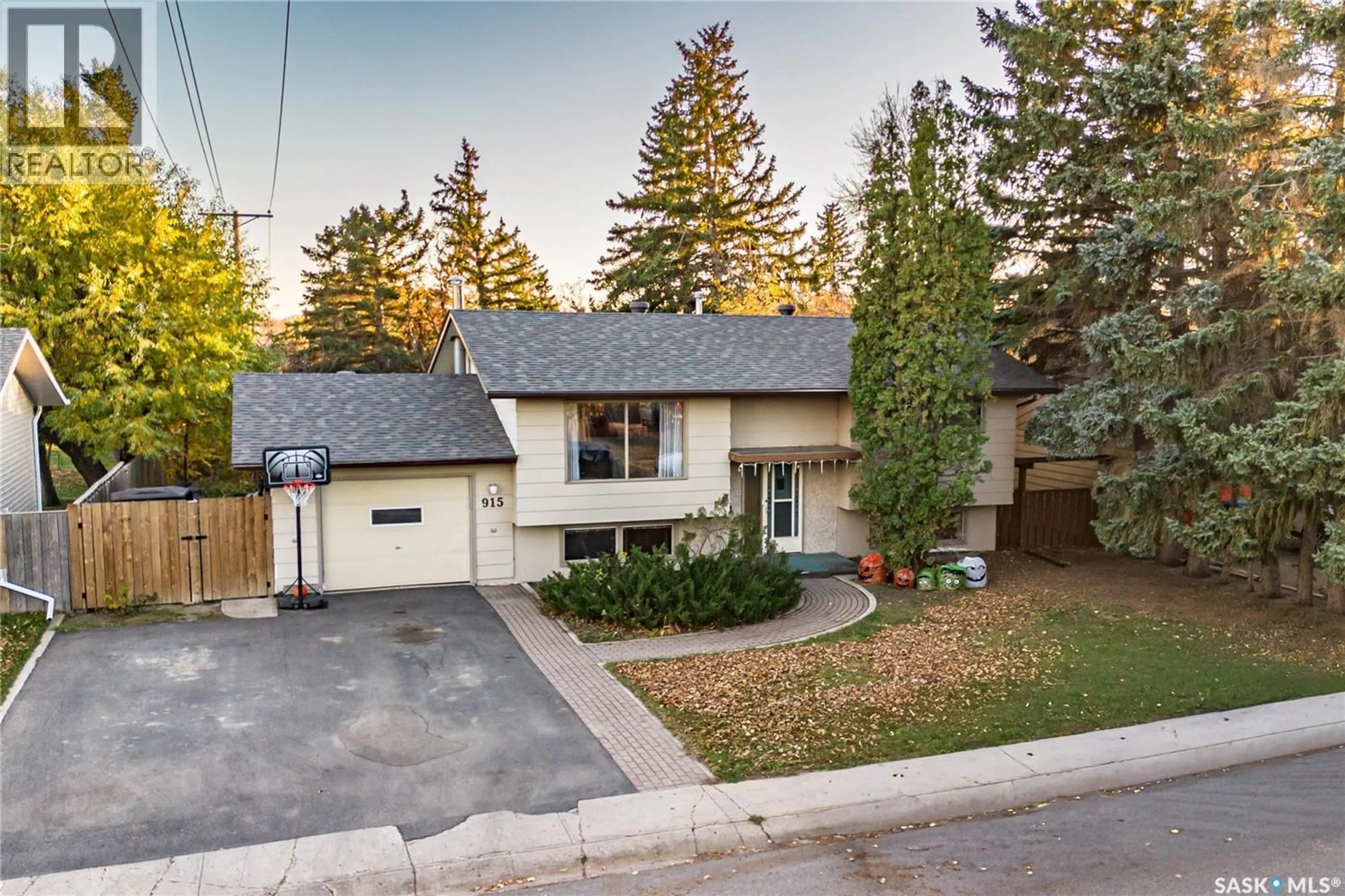 A pic from outside/outdoor area/front of a property/back of a property/a pic from drone, street for 915 NORMANDY DRIVE, Moose Jaw Saskatchewan S6H3G8