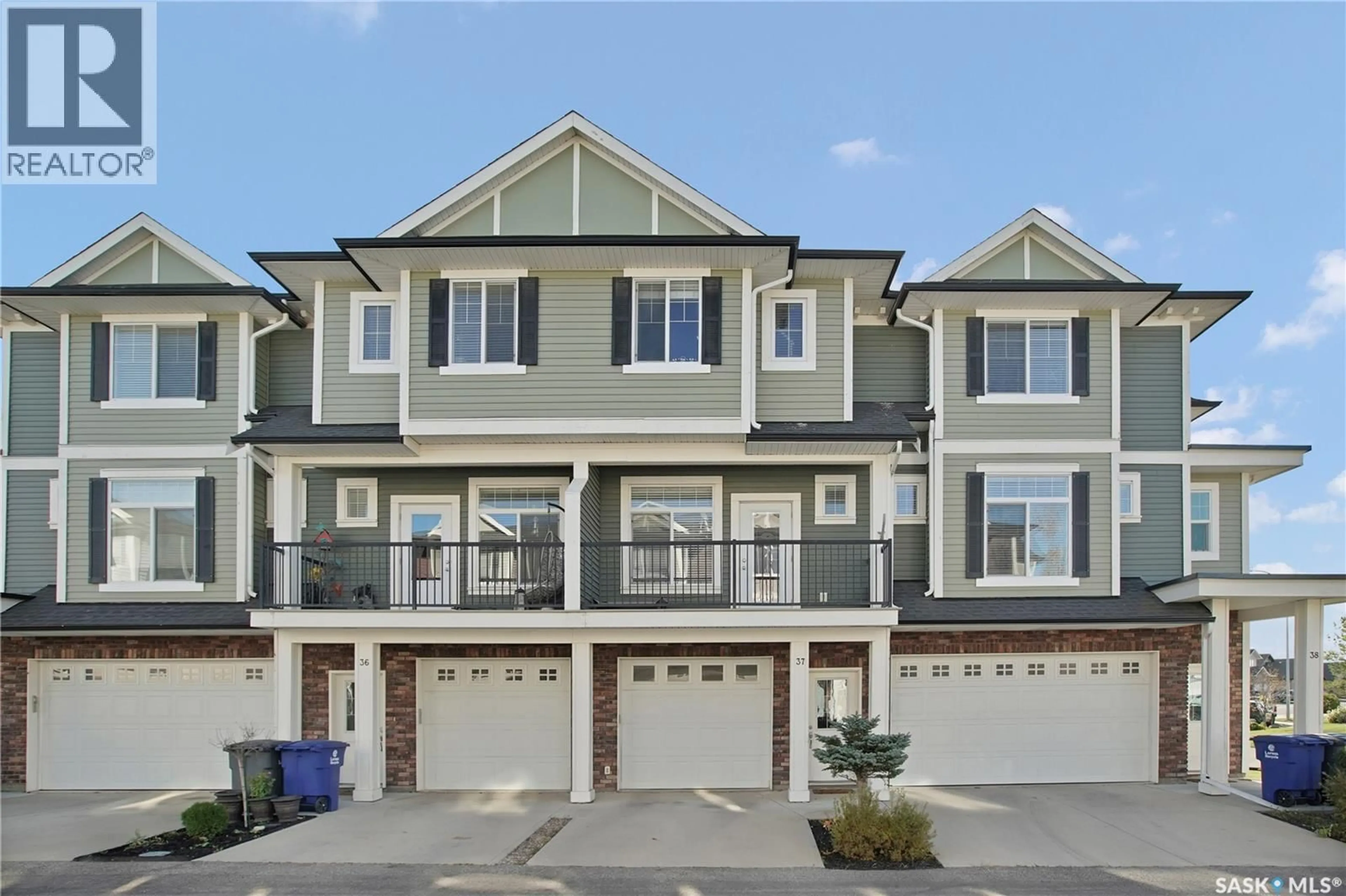Home with vinyl exterior material, street for 37 425 LANGER PLACE, Warman Saskatchewan S0K4S1