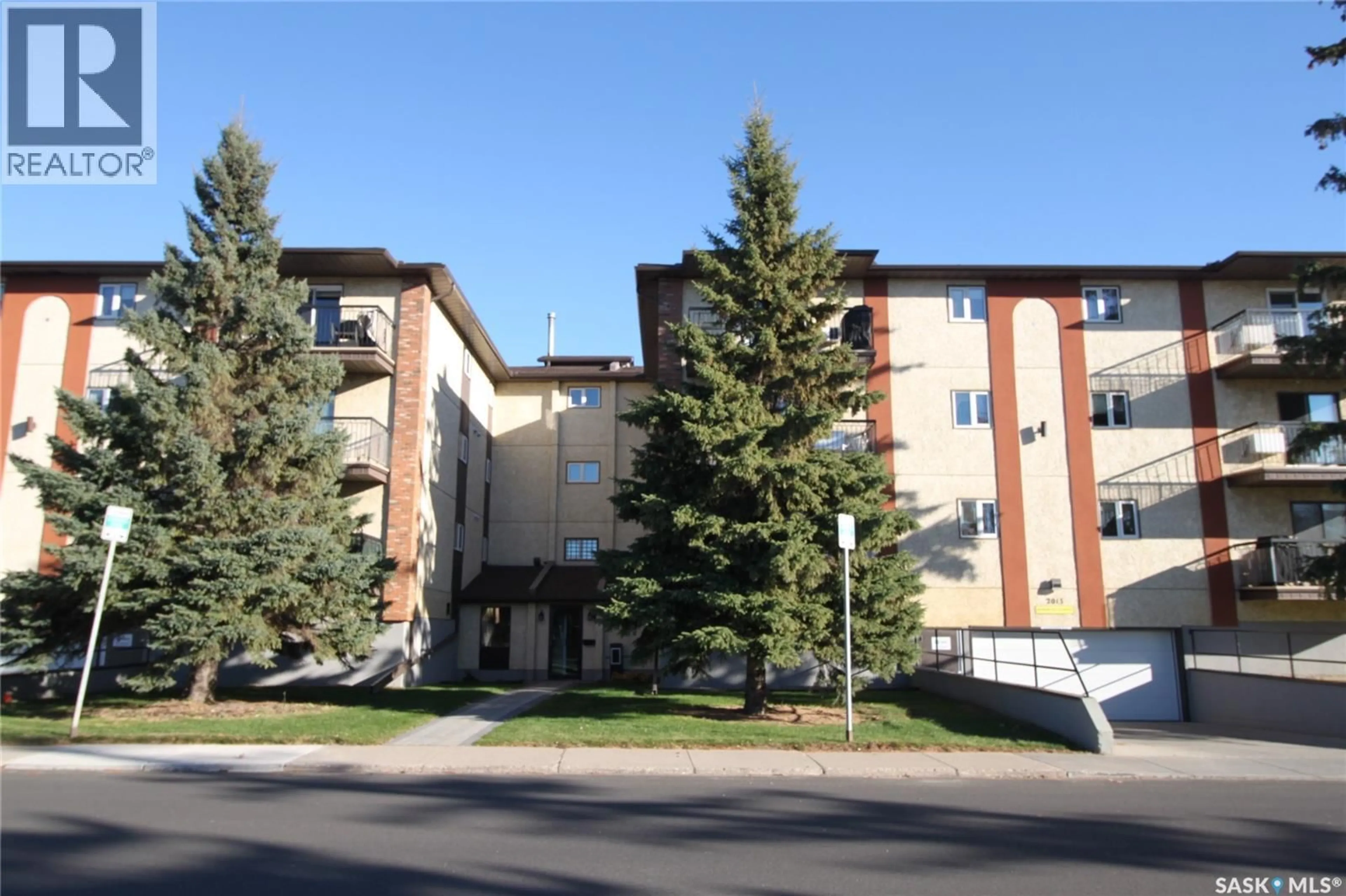 Patio, building for 107 2013 ARLINGTON AVENUE, Saskatoon Saskatchewan S7J2H6