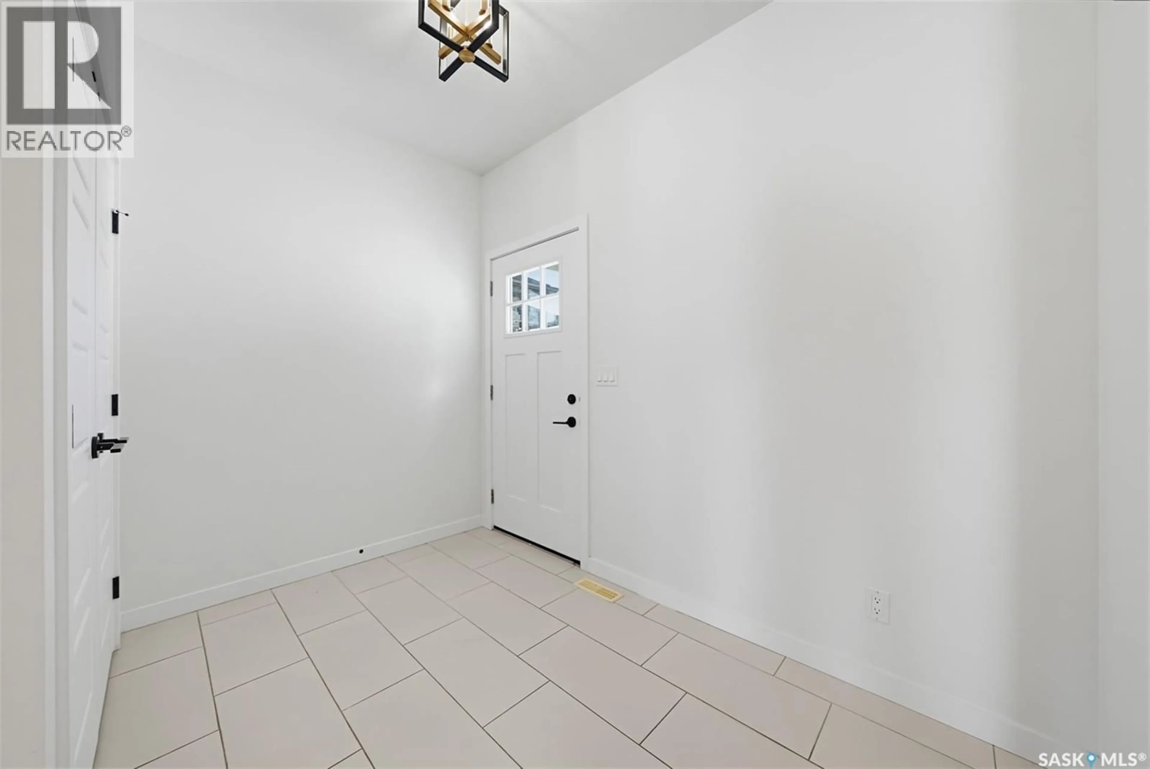 Indoor entryway for 616 MCFAULL CRESCENT, Saskatoon Saskatchewan S7V0T3