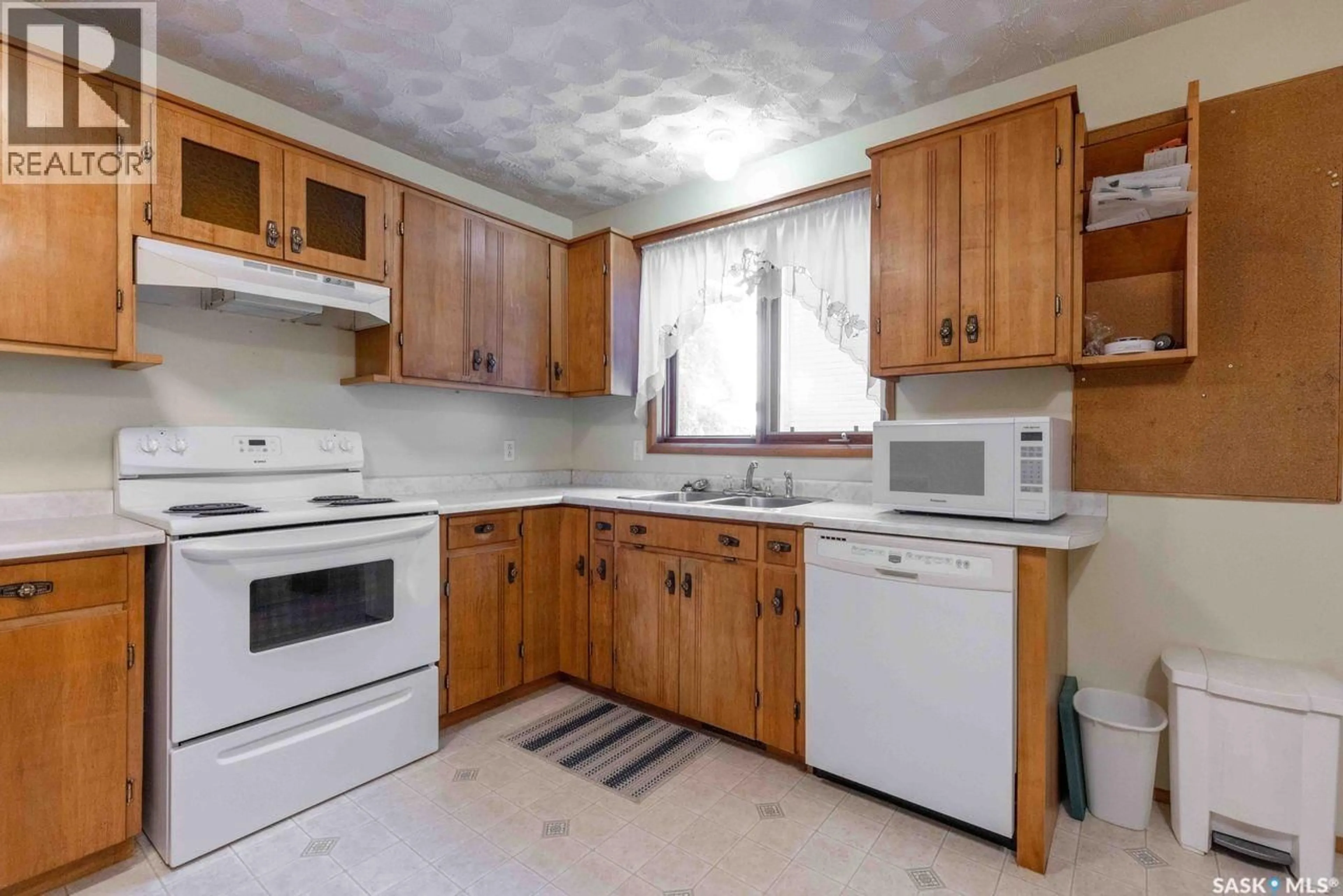 Standard kitchen, unknown for 134 CHRISTOPHER ROAD, Saskatoon Saskatchewan S7J3R9