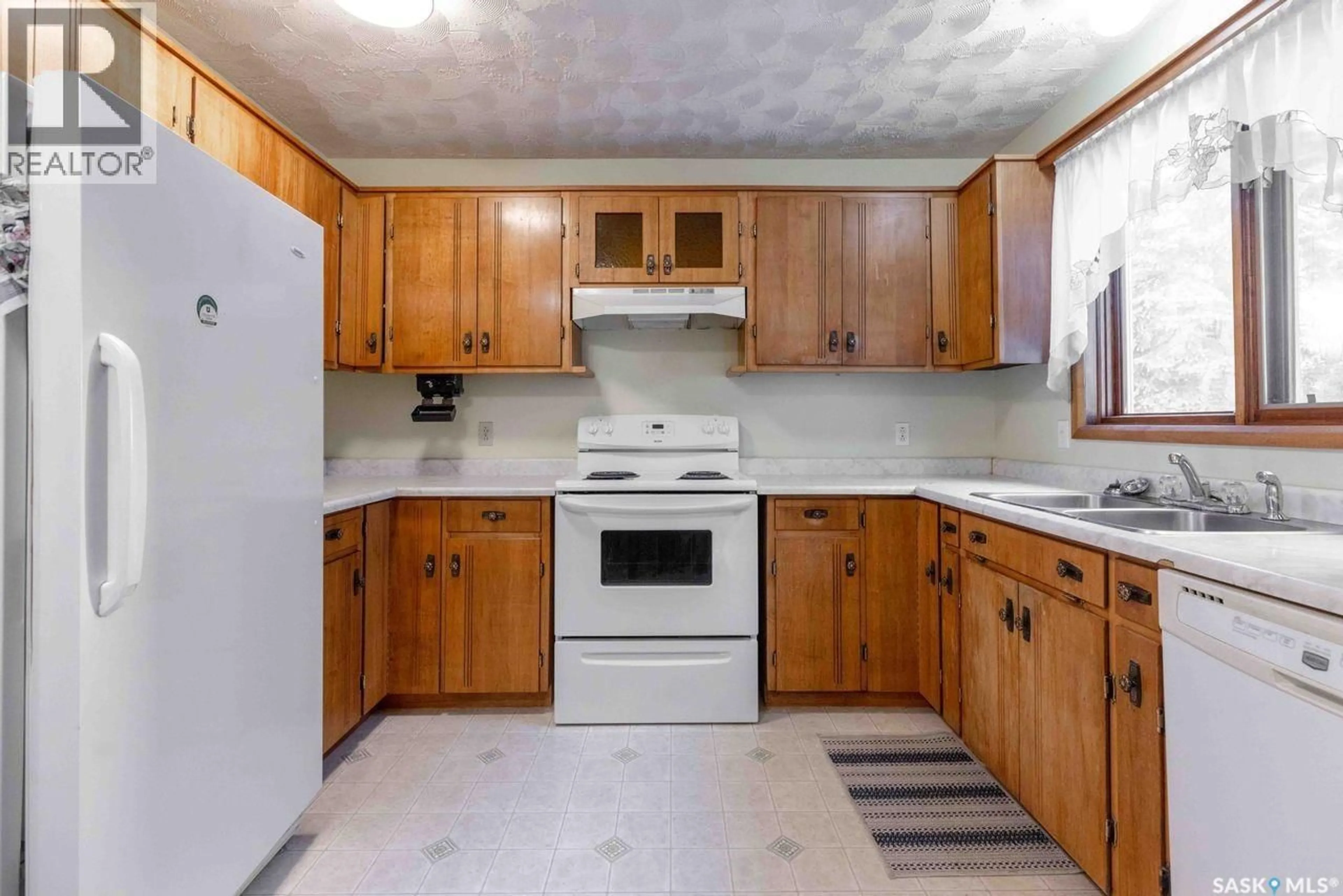 Standard kitchen, unknown for 134 CHRISTOPHER ROAD, Saskatoon Saskatchewan S7J3R9