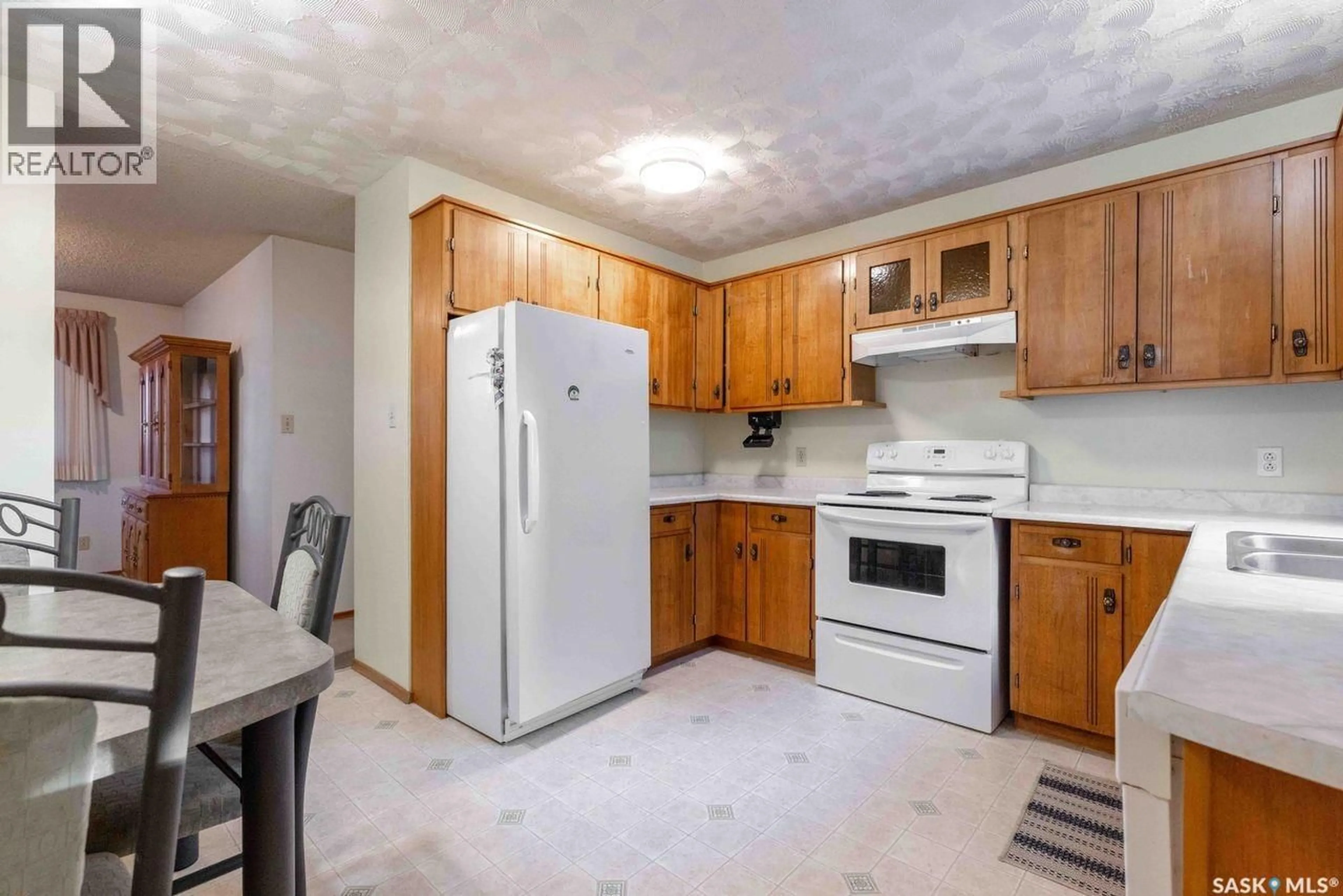 Standard kitchen, unknown for 134 CHRISTOPHER ROAD, Saskatoon Saskatchewan S7J3R9