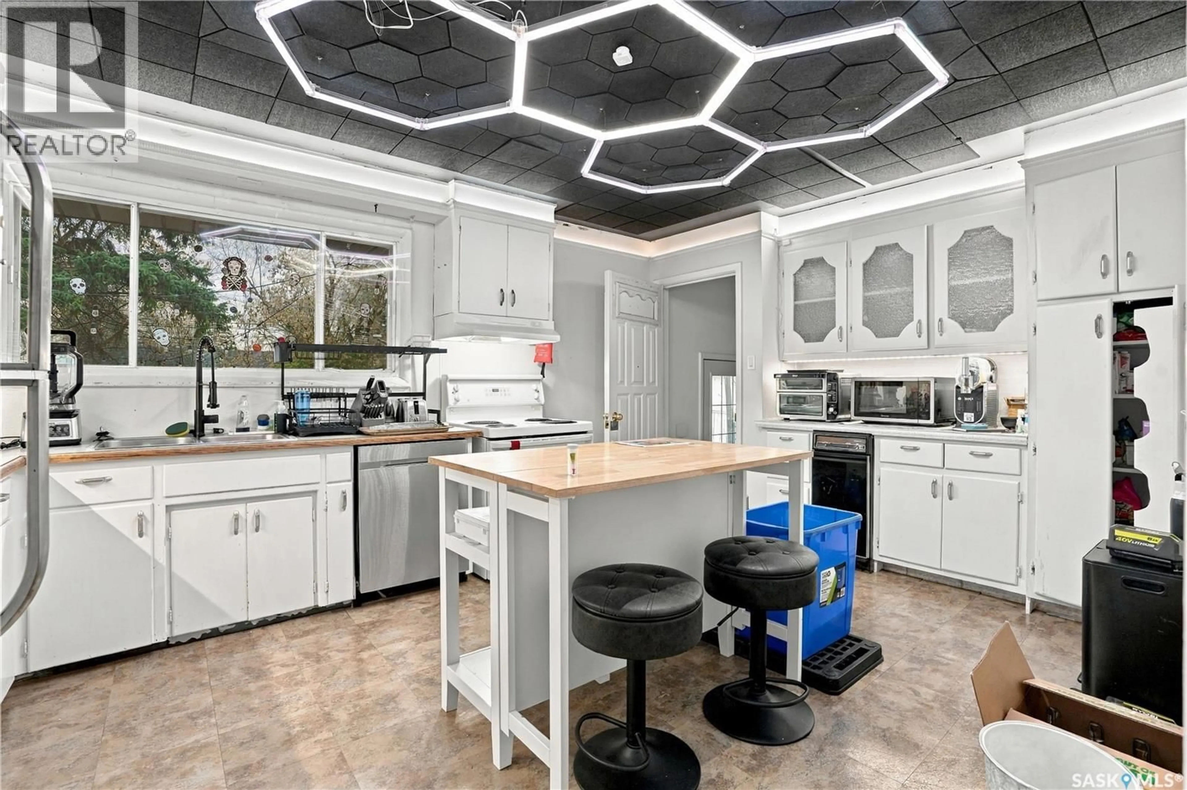 Contemporary kitchen, ceramic/tile floor for 2325 WIGGINS AVENUE, Saskatoon Saskatchewan S7J1W8