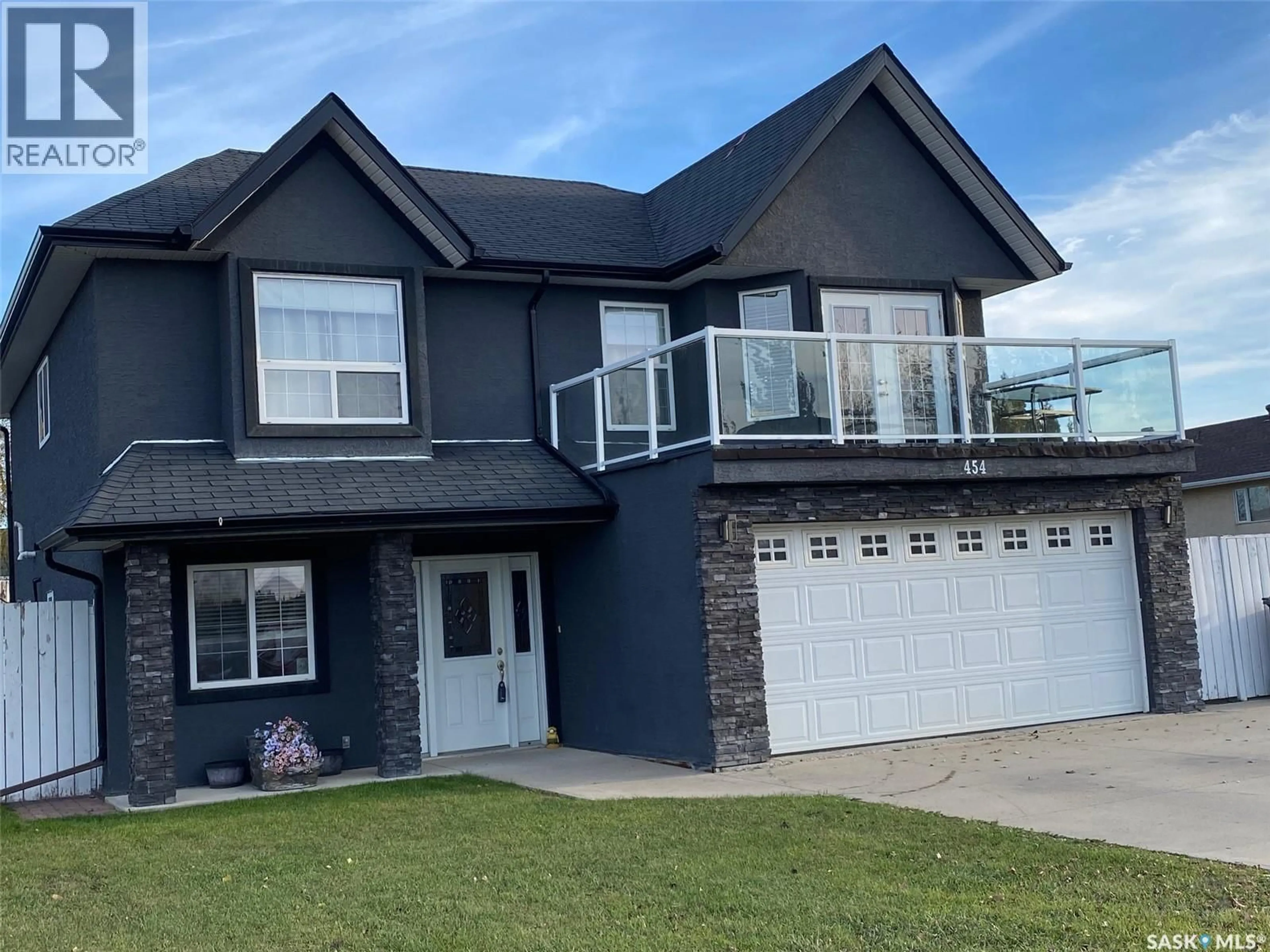Home with vinyl exterior material, street for 454 DARLINGTON STREET E, Yorkton Saskatchewan S3N4A1