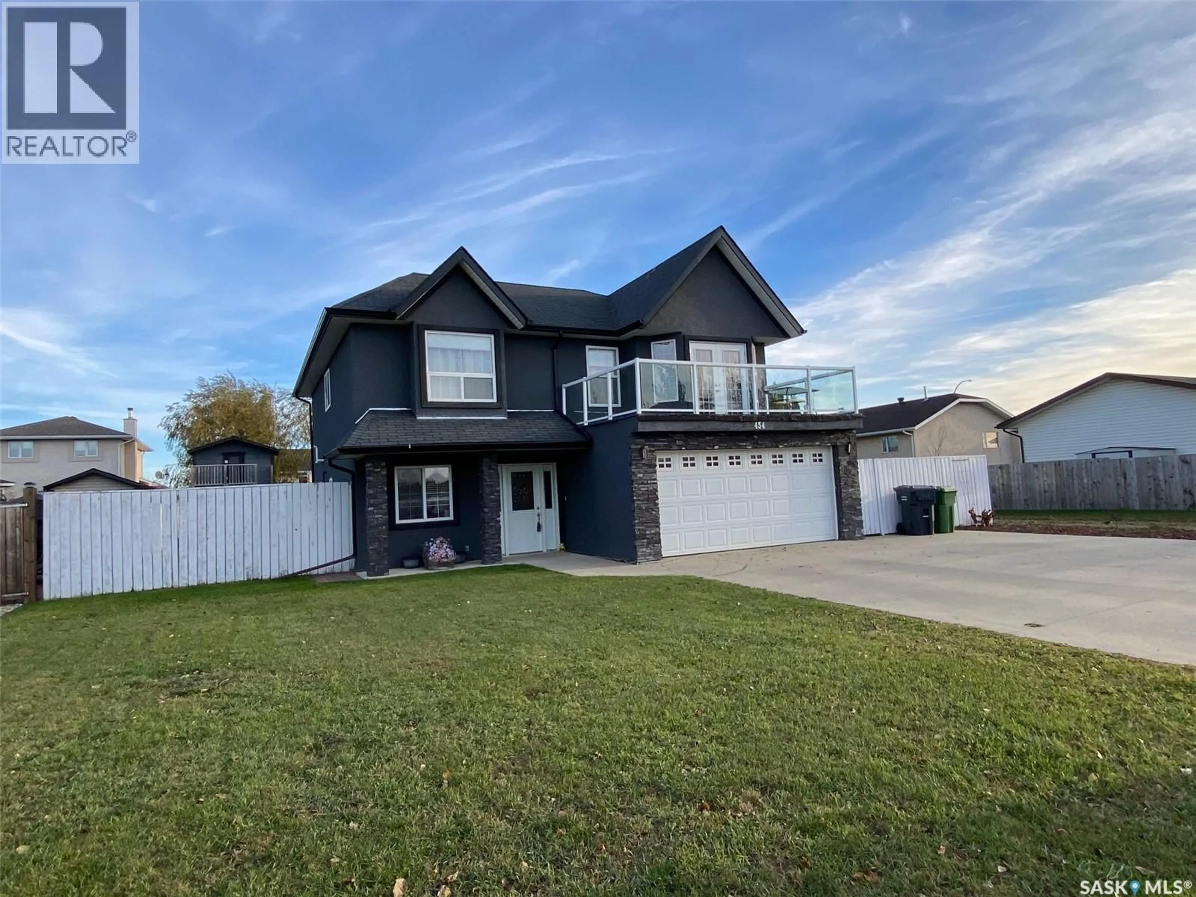 Home with vinyl exterior material, street for 454 DARLINGTON STREET E, Yorkton Saskatchewan S3N4A1