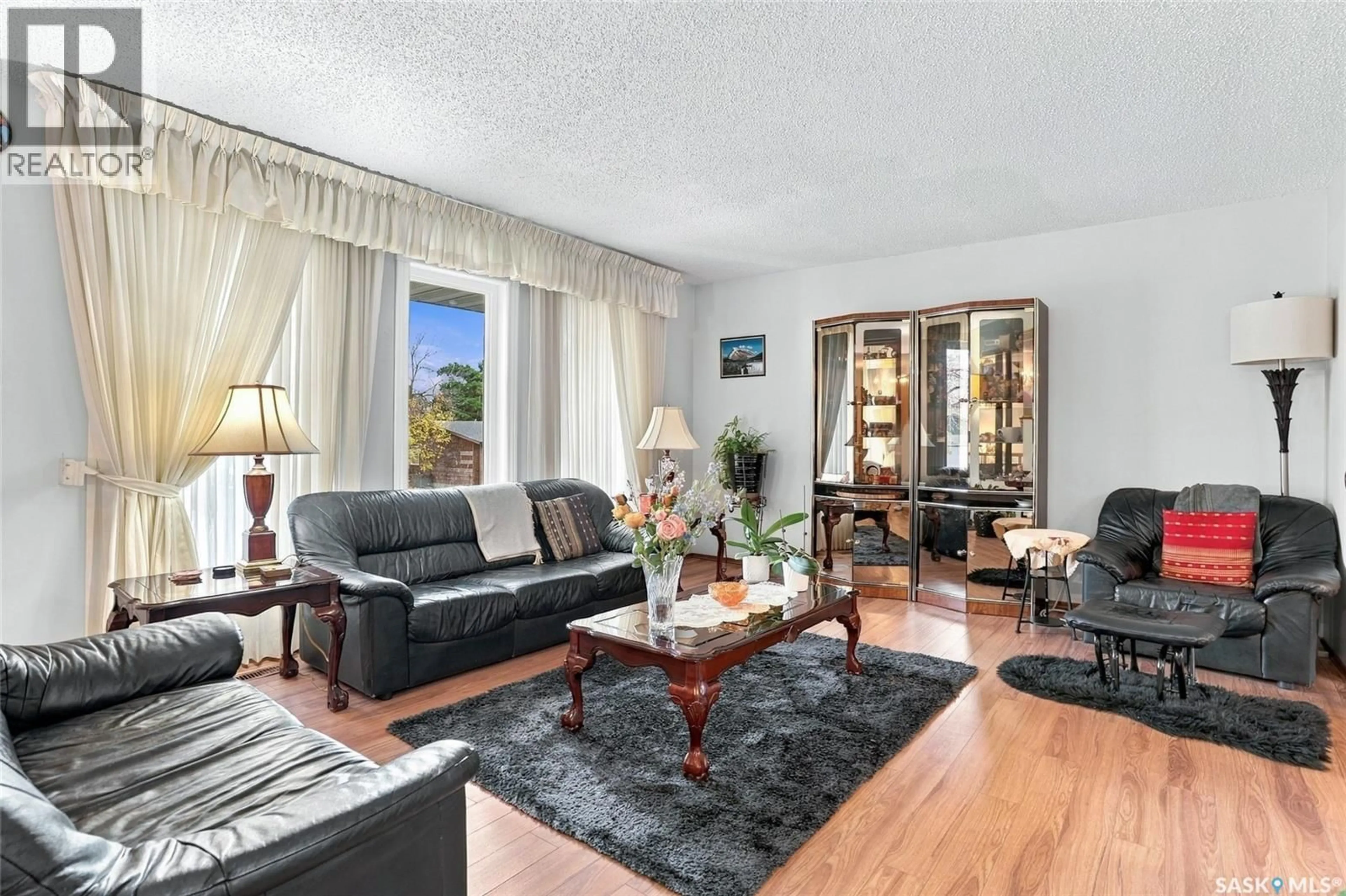 Living room with furniture, unknown for 430 KINGSMERE BOULEVARD, Saskatoon Saskatchewan S7J3V1