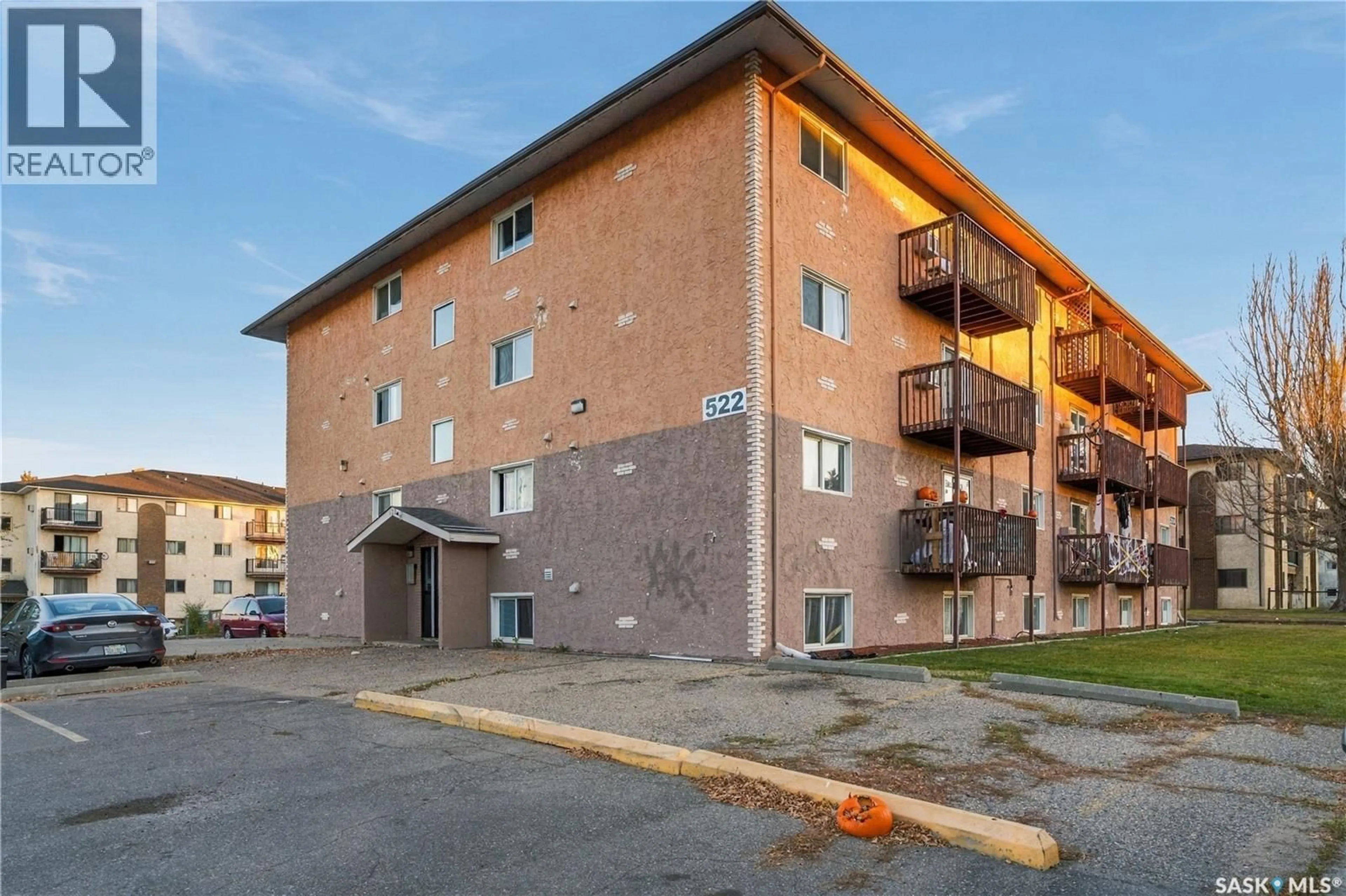 Patio, building for 104 - 522 X AVENUE, Saskatoon Saskatchewan S7M4X9