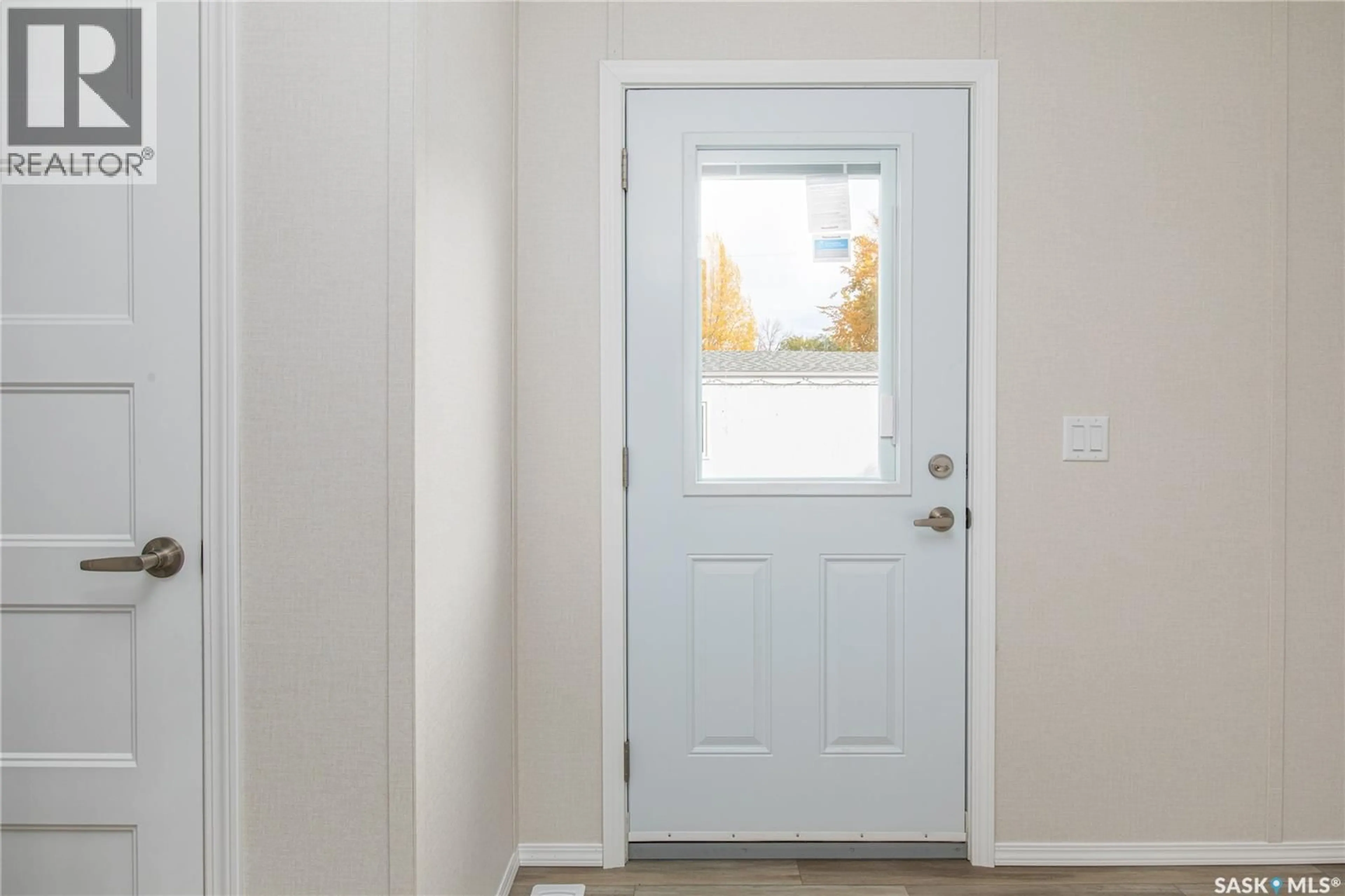 Indoor entryway for E19 - 1455 9TH AVENUE, Moose Jaw Saskatchewan S6J1C6