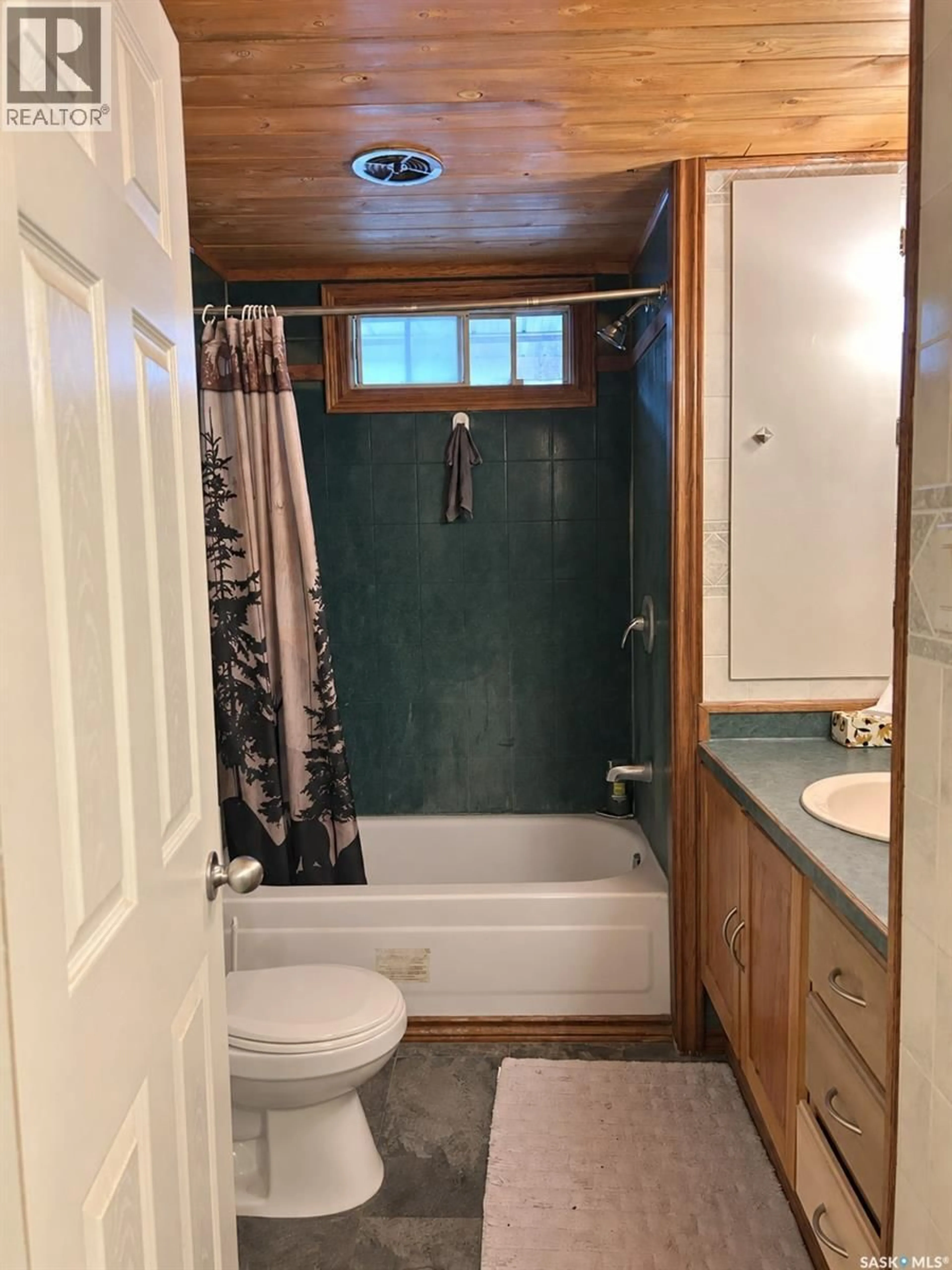 Standard bathroom, ceramic/tile floor for 303 4TH AVENUE, Shellbrook Saskatchewan S0J2E0