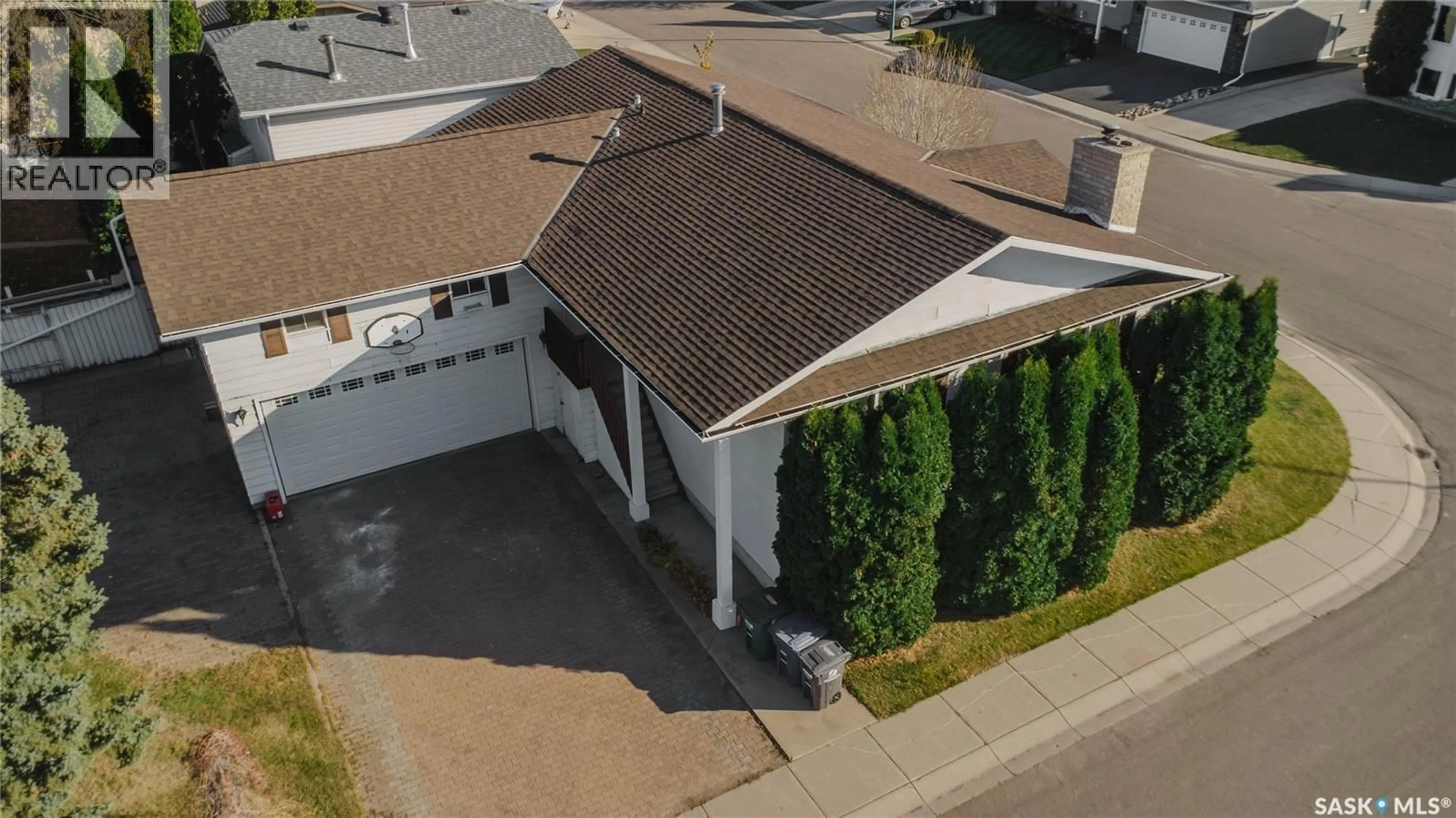 A pic from outside/outdoor area/front of a property/back of a property/a pic from drone, unknown for 303 STAIGH CRESCENT, Saskatoon Saskatchewan S7N3T5