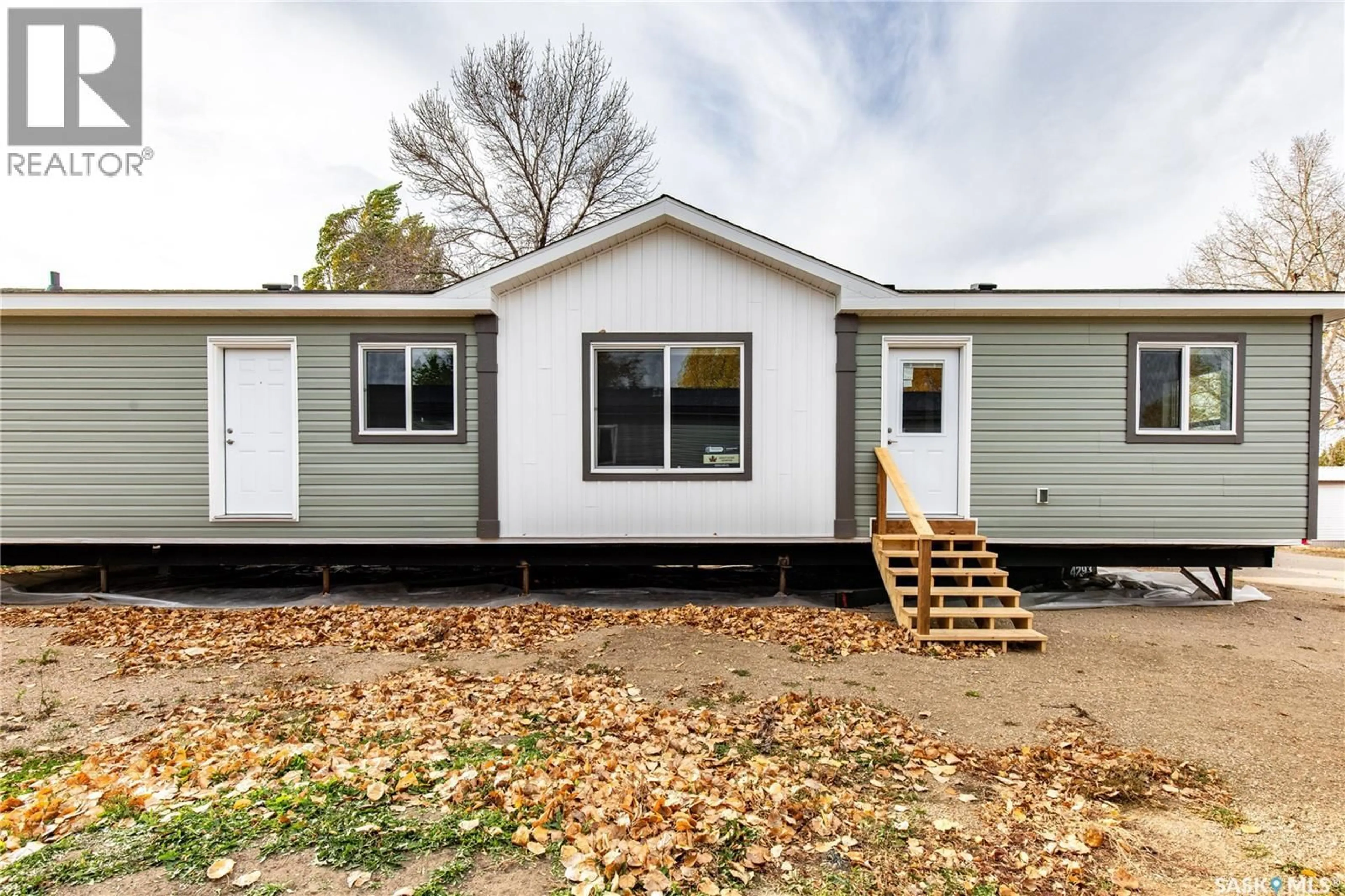 Home with vinyl exterior material, street for E18 - 1455 9TH AVENUE, Moose Jaw Saskatchewan S6J1C6