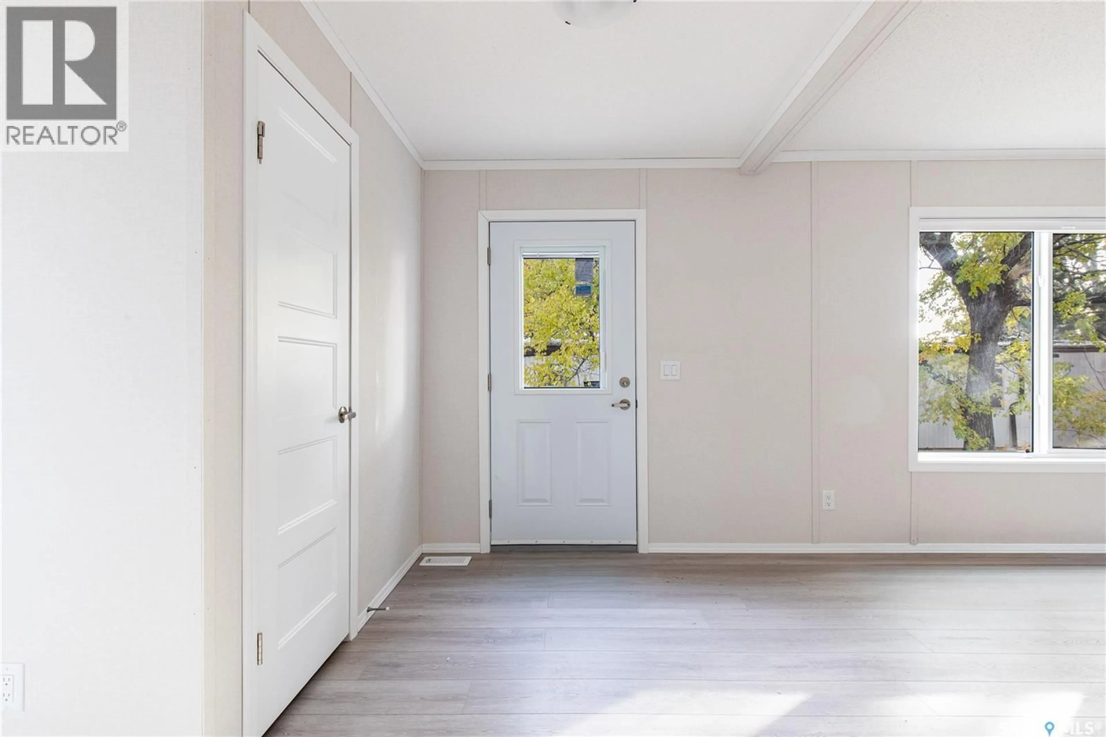 Indoor entryway for D6 - 1455 9TH AVENUE, Moose Jaw Saskatchewan S6J1C6