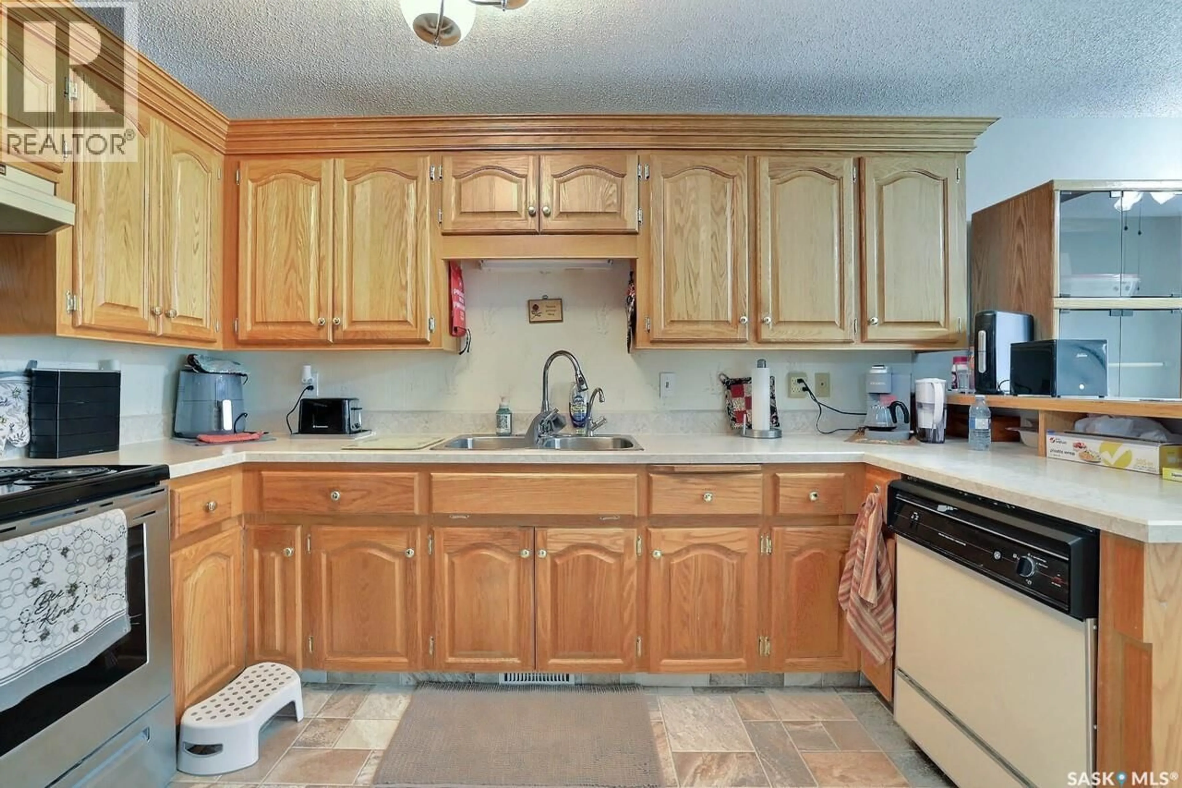 Standard kitchen, ceramic/tile floor for 6308 ENGEL DRIVE, Regina Saskatchewan S4X4L2