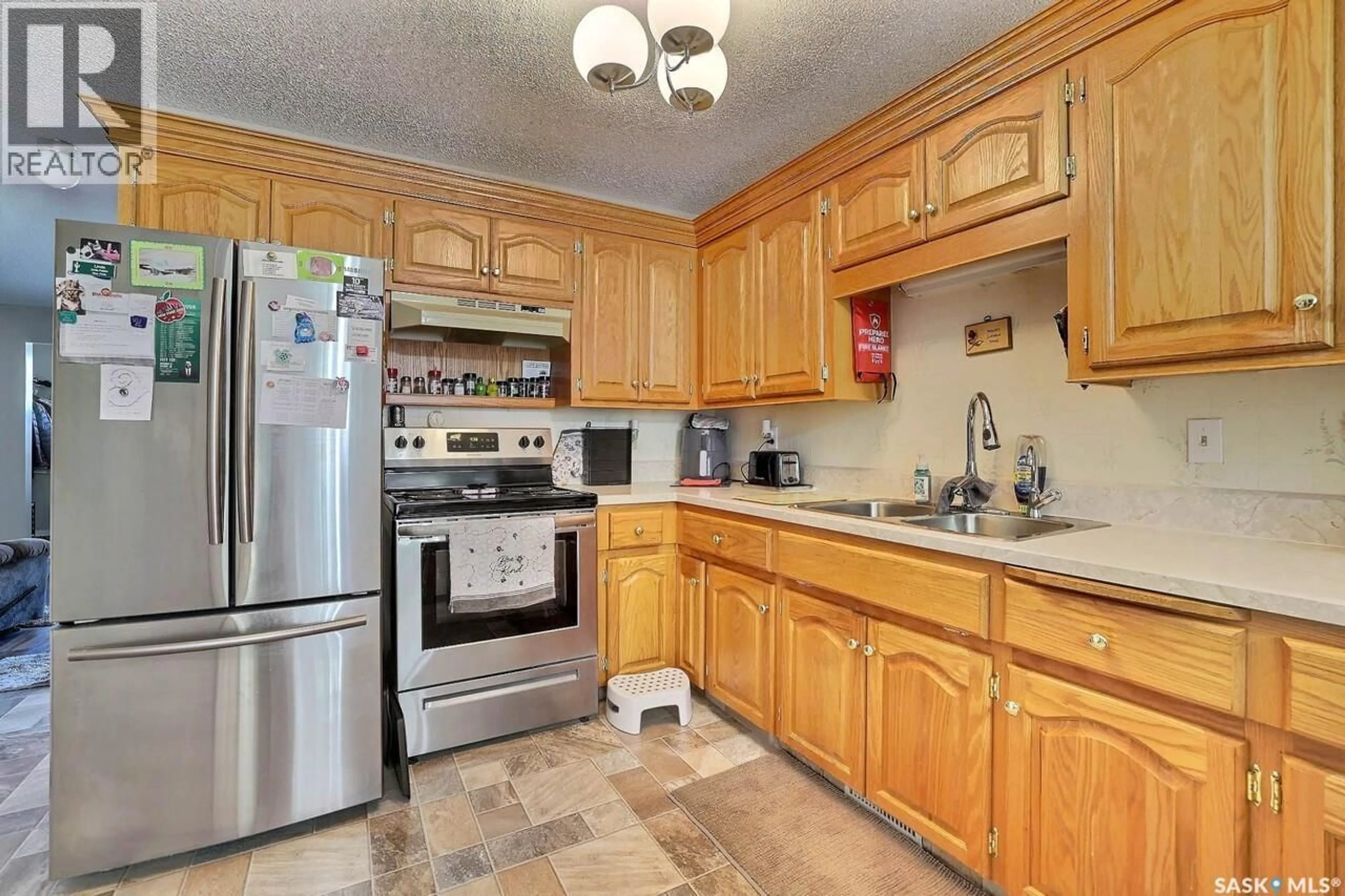 Standard kitchen, ceramic/tile floor for 6308 ENGEL DRIVE, Regina Saskatchewan S4X4L2