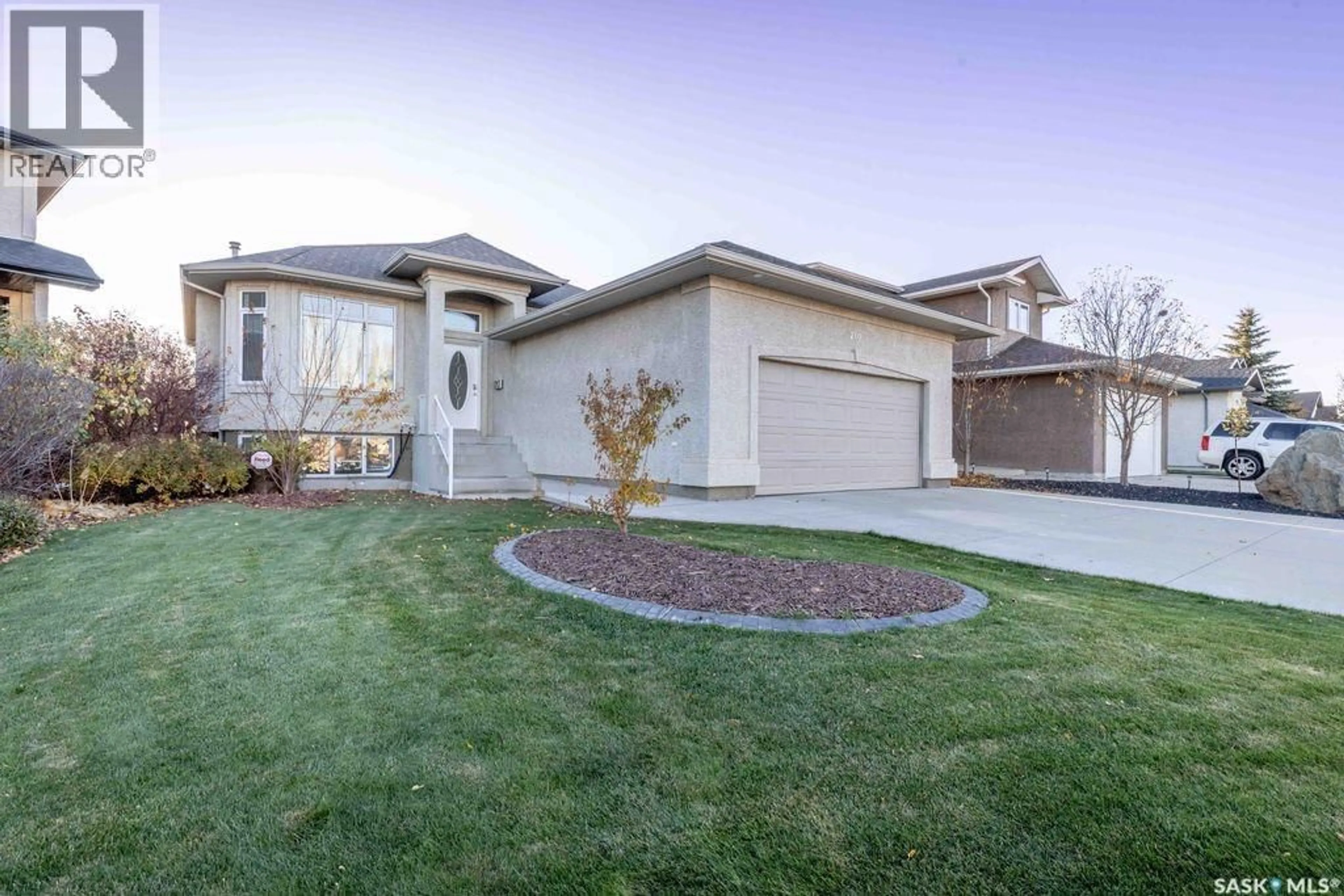 Home with vinyl exterior material, street for 210 GREAVES COURT, Saskatoon Saskatchewan S7W1A8